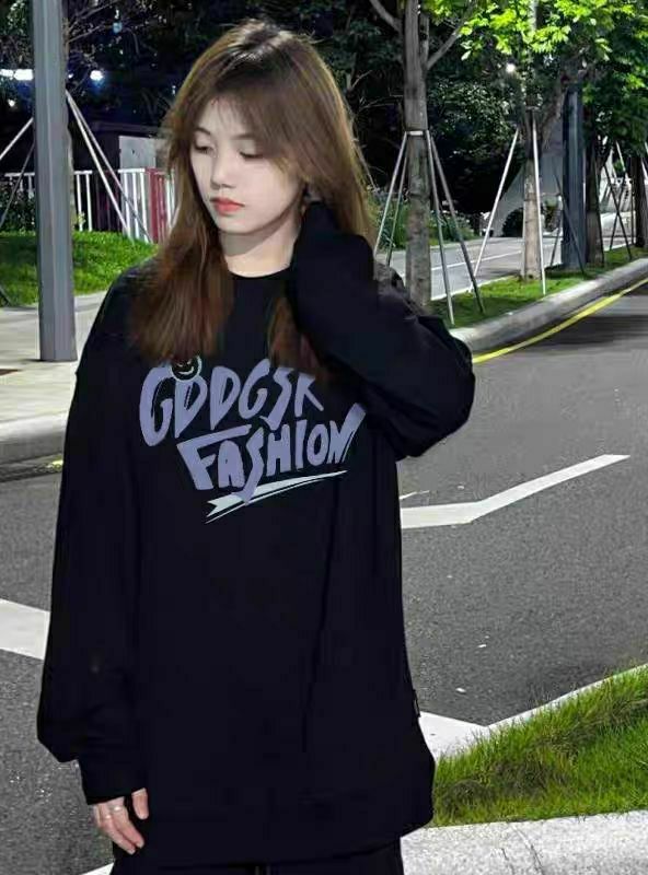 女大学生这件卫衣听我的没错