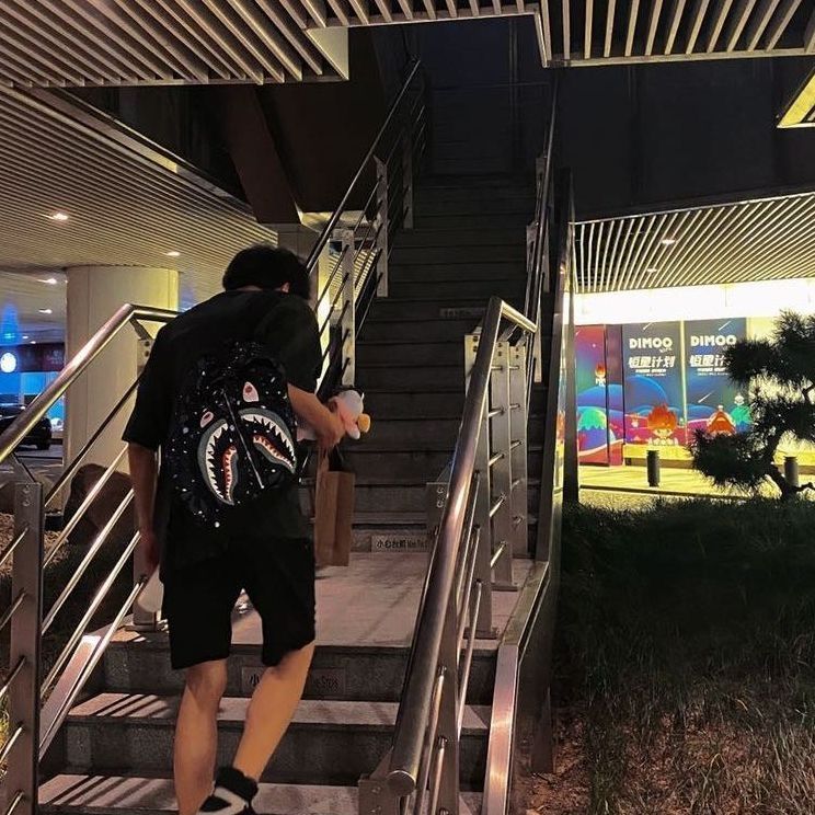 帅气夜光鲨鱼双肩包分享