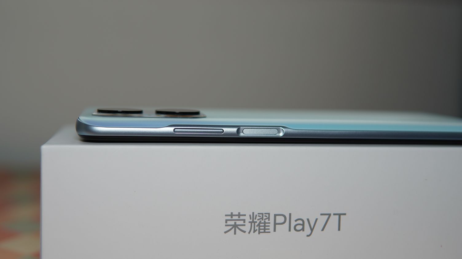 荣耀Play7T发布于2023年3月,搭载联发科天玑6020处理器