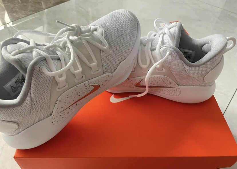 好喜欢的一双 在学校校裤配一双纯白色的n