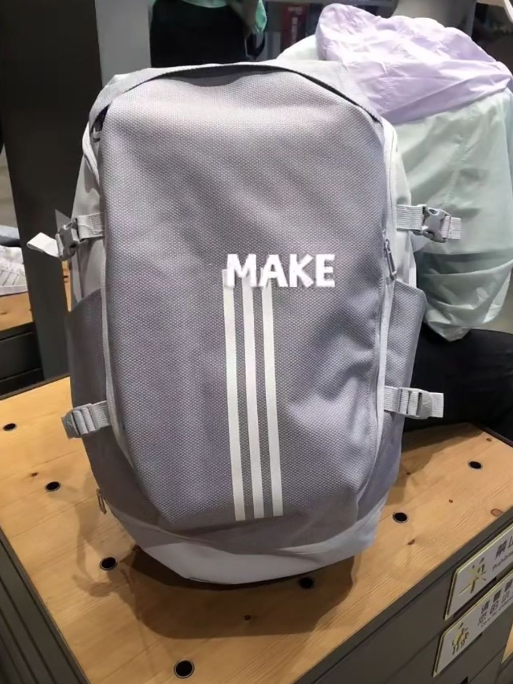 经典百搭Adidas书包