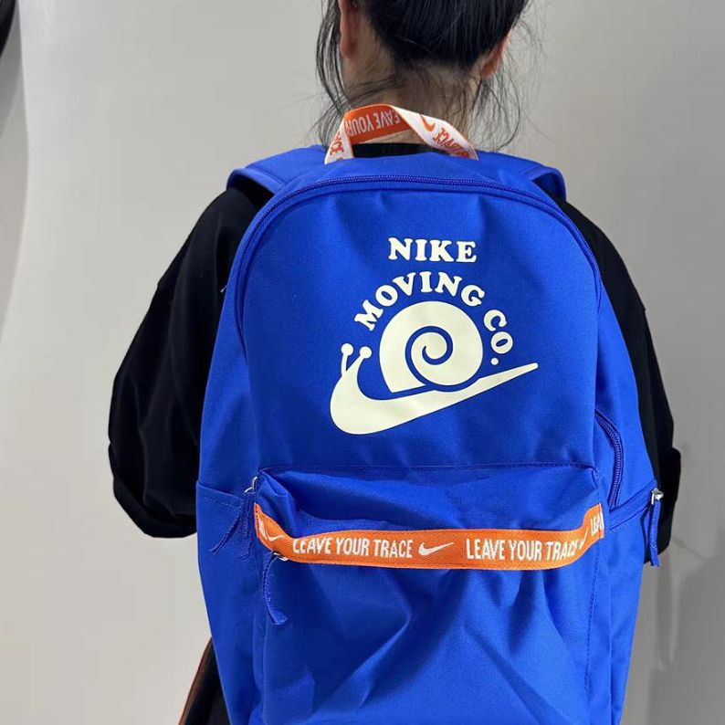 很百搭的帅气双肩包