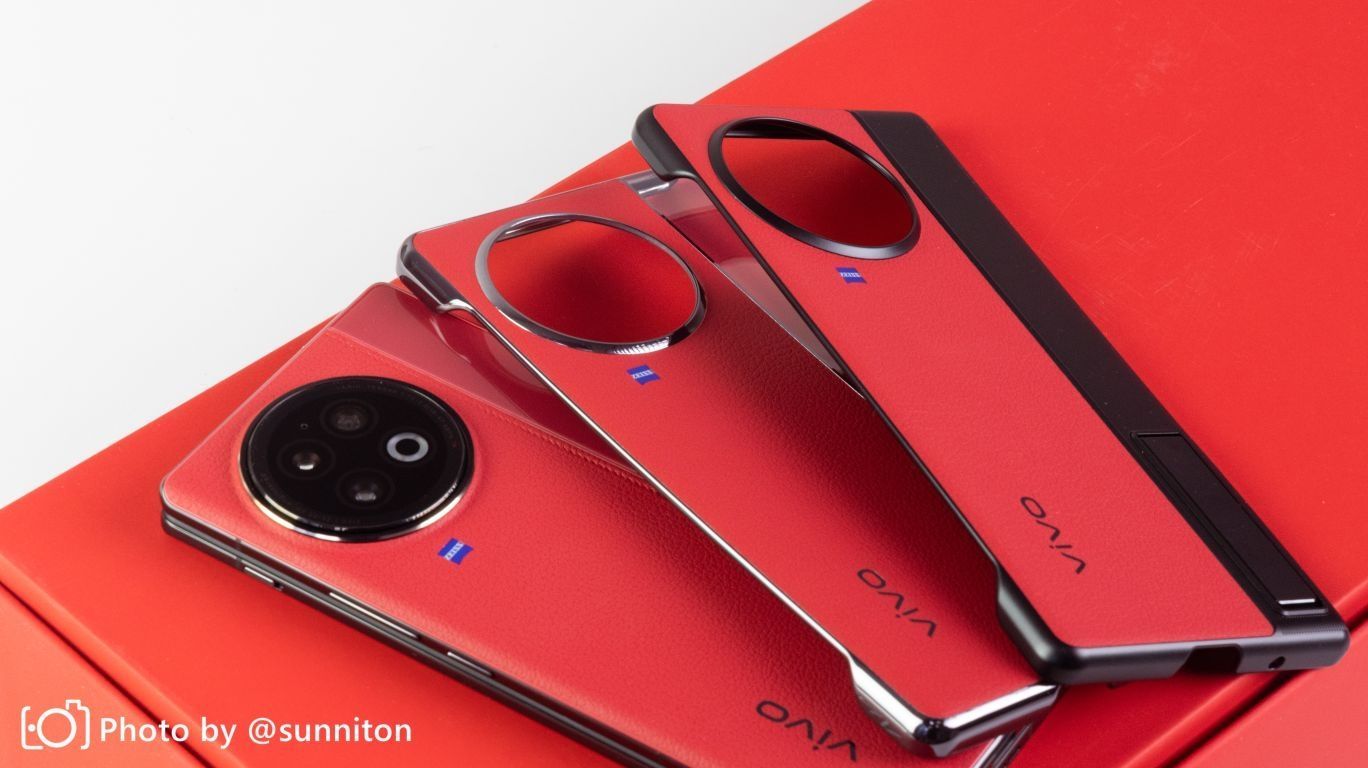 秀秀新到手的vivo X Fold2，还有一个很减压的保护壳
