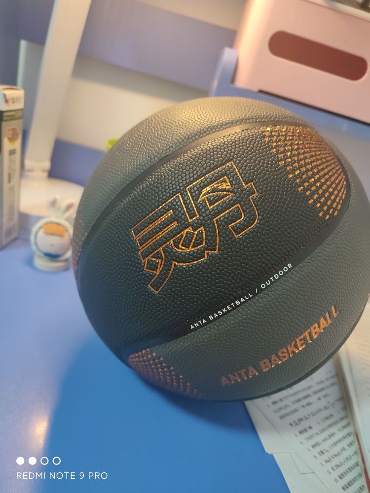 这是我第一次买安踏的篮球，出上手感觉很好