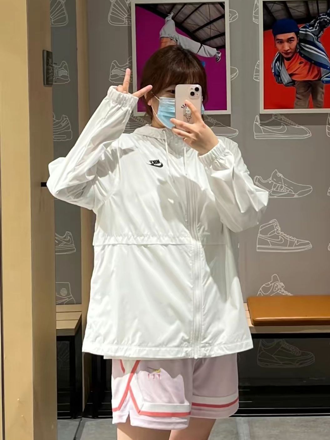 去玩的时候Nike外套最百搭