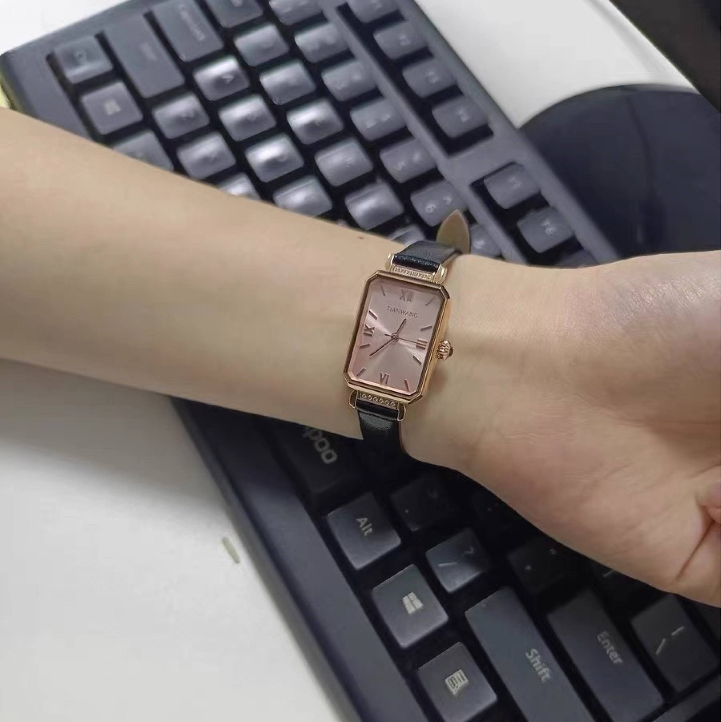 温柔又大方 这块玫瑰金🌷小方表很懂女孩子