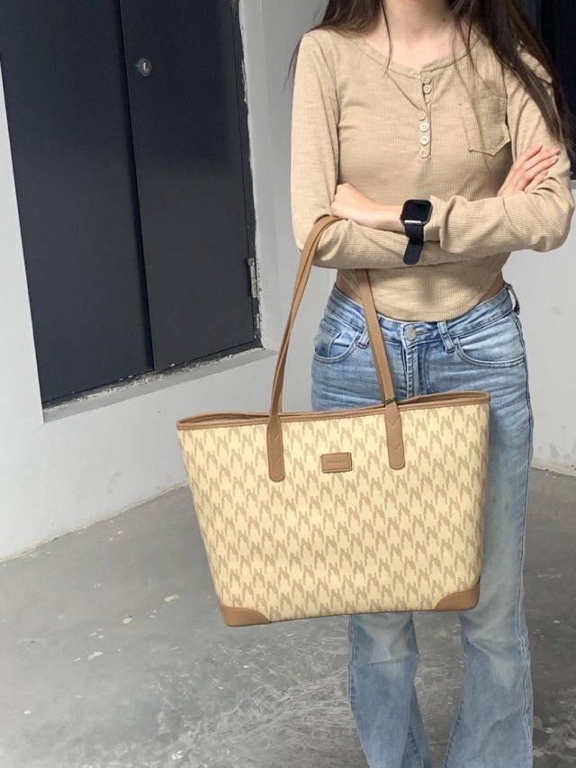 穿越大街，这只棕色托特Bag给我拿下！