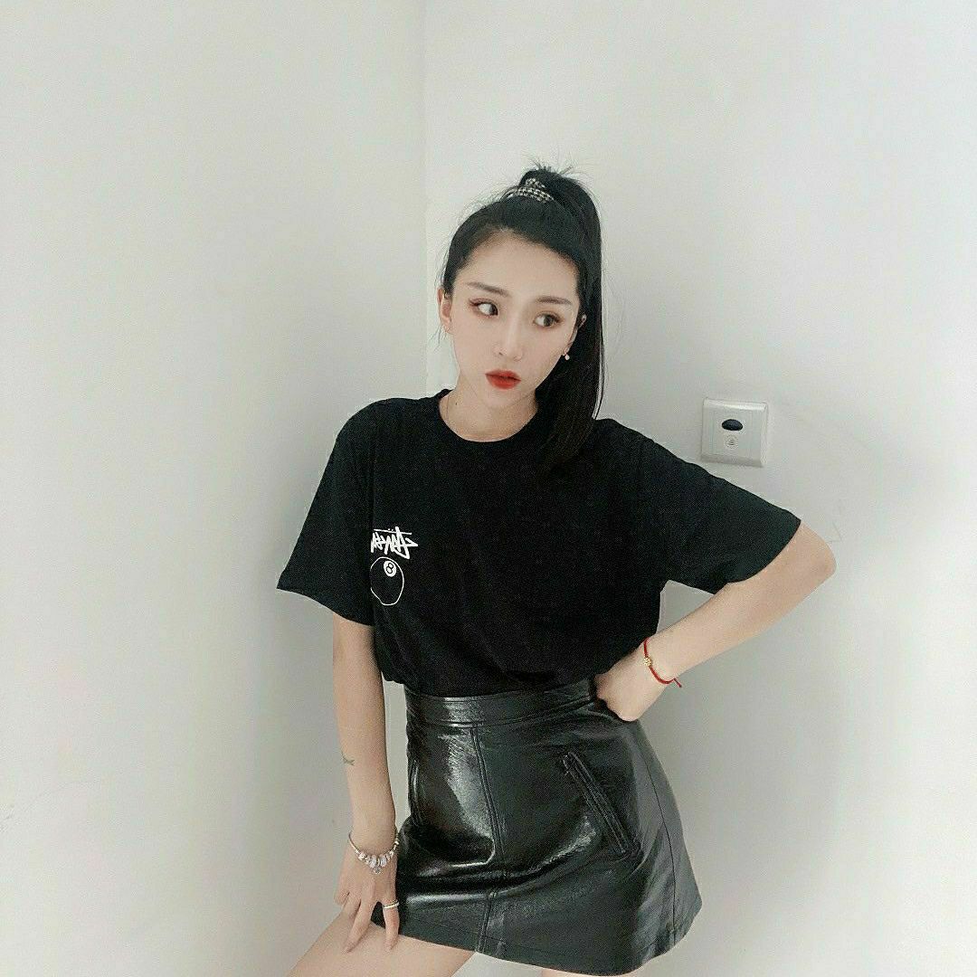 简约黑T恤也可以这么辣😍