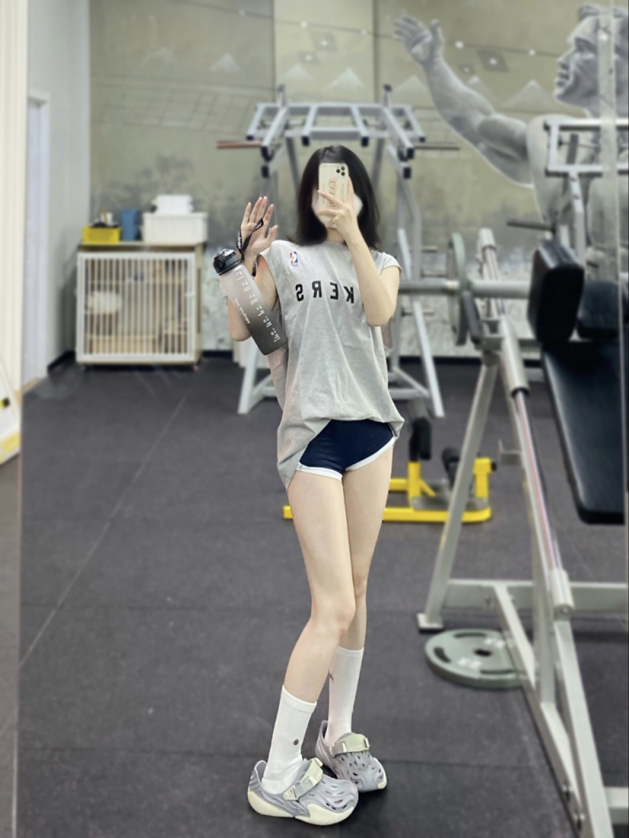 体育系短发女孩 夏日潮裤运动穿搭