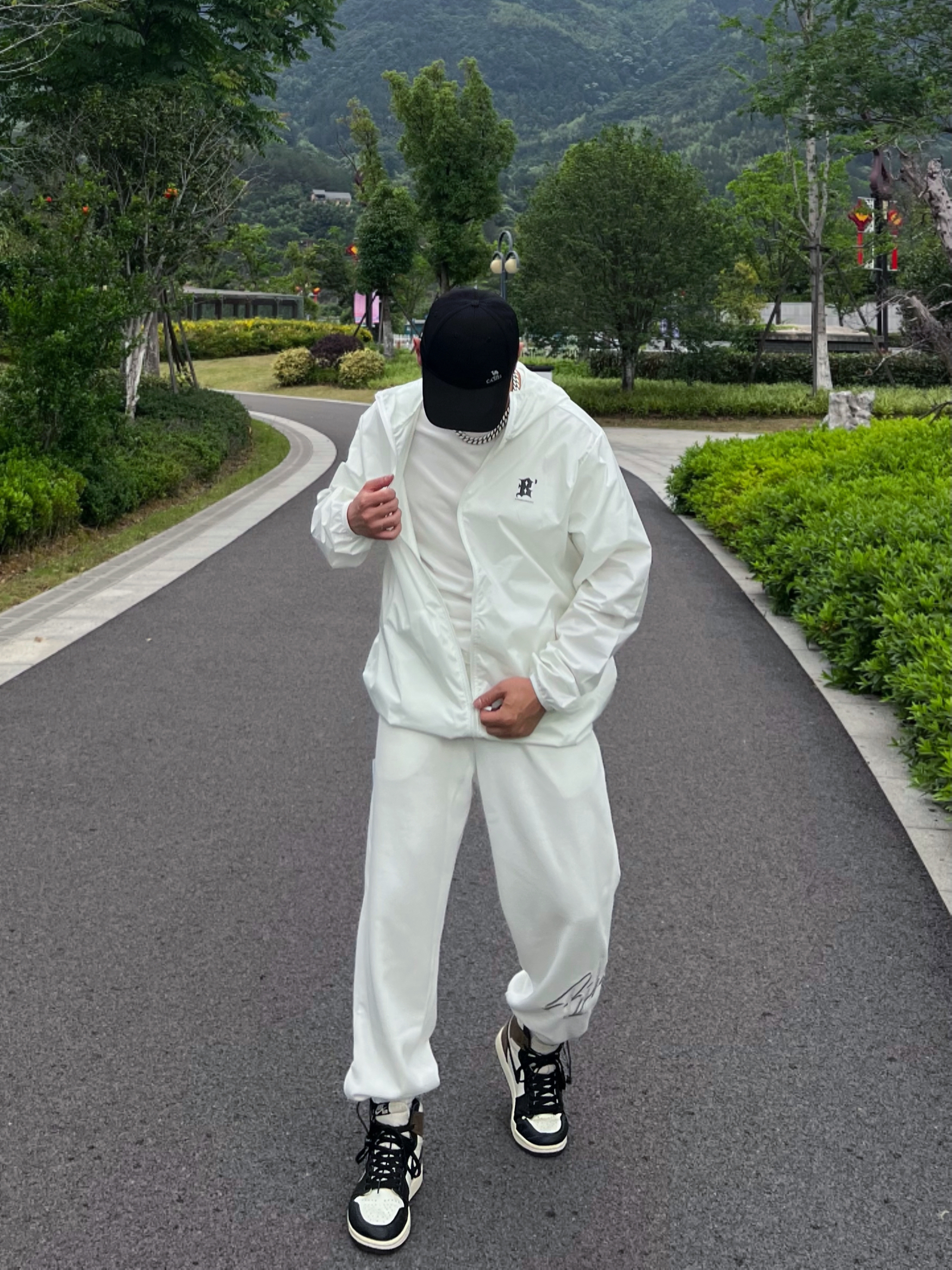 你没穿纯白多久了？我是说会发光的很潮这种