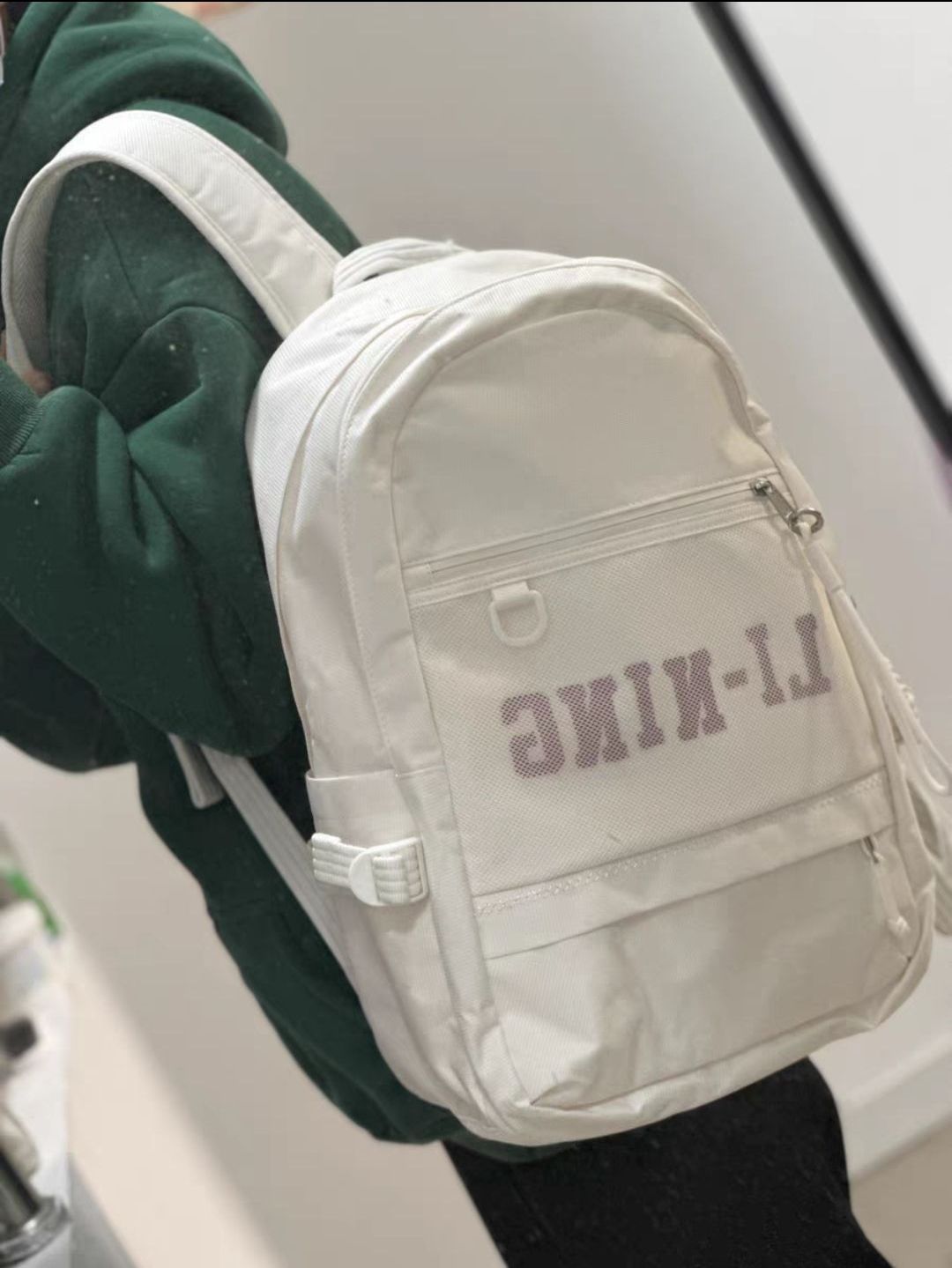 这只白色双肩包我真的好爱！简约又百搭
啊啊啊啊！