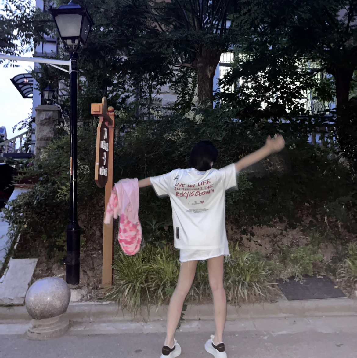 啊啊啊！终于买到一款夏天最心仪的白色T恤