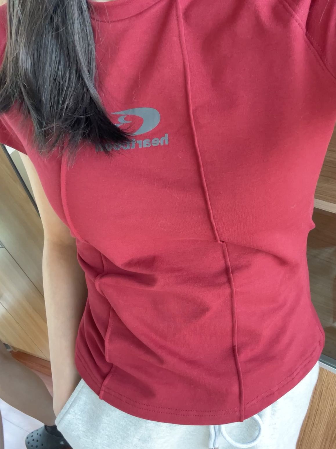 ootd夏日穿搭｜打造美女氛围感酒红短袖