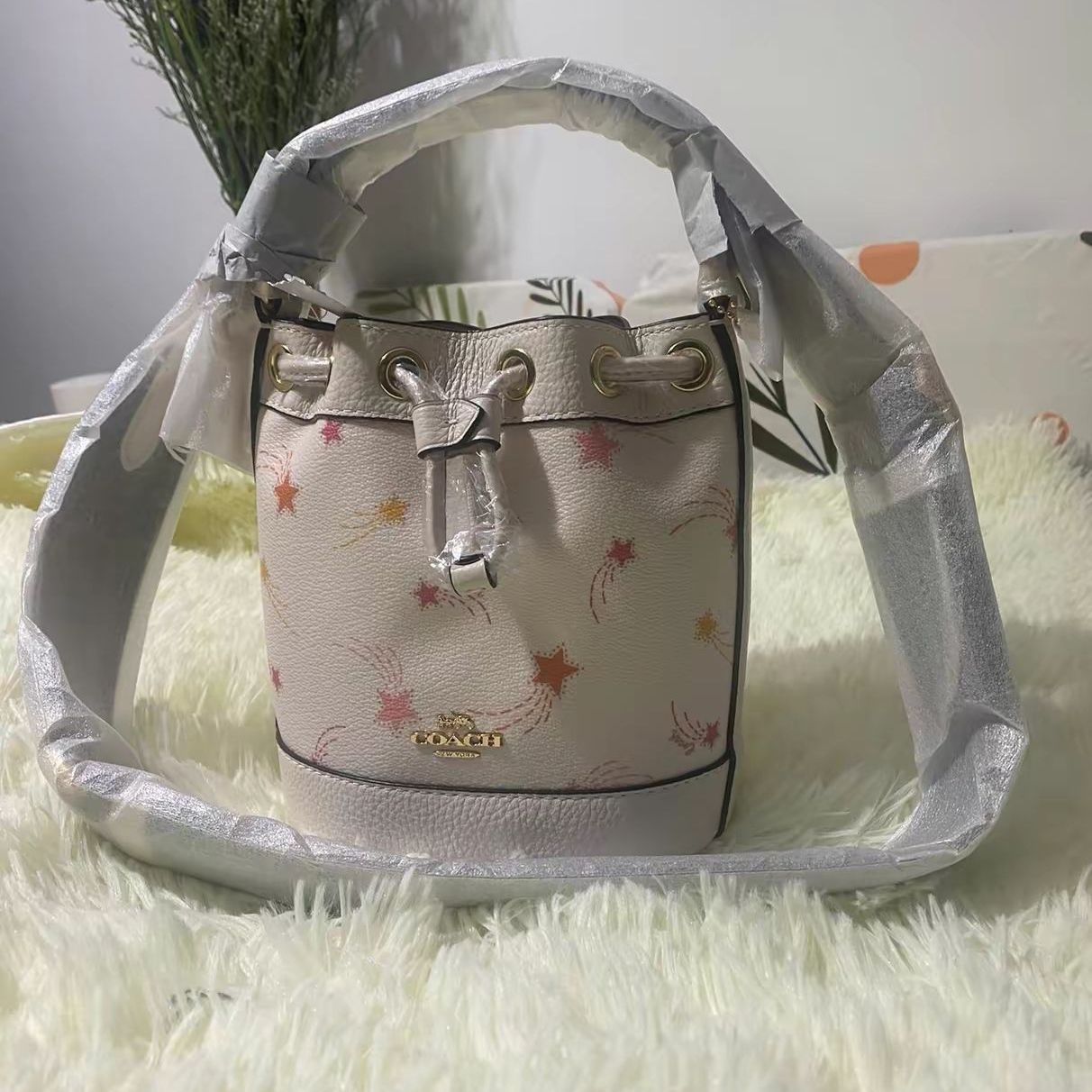 甜妹必备的 coach 水桶包包