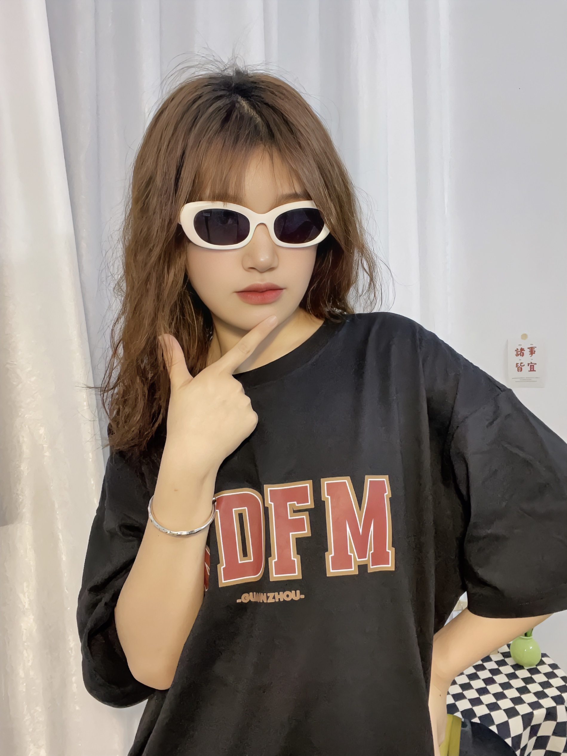 我们的衣服简约而别致，适合夏季的正肩设计