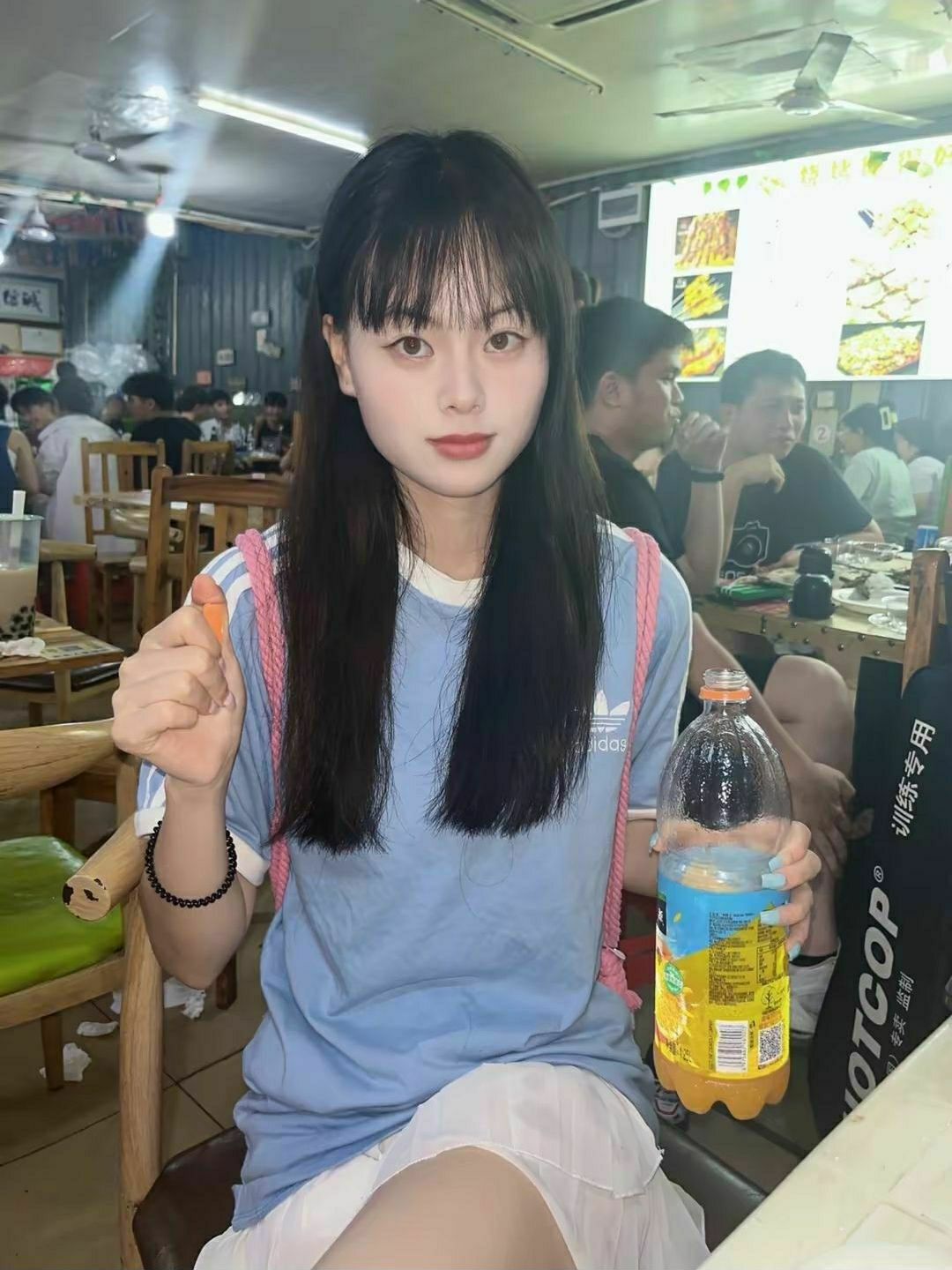韩系女主必备的蓝色T恤