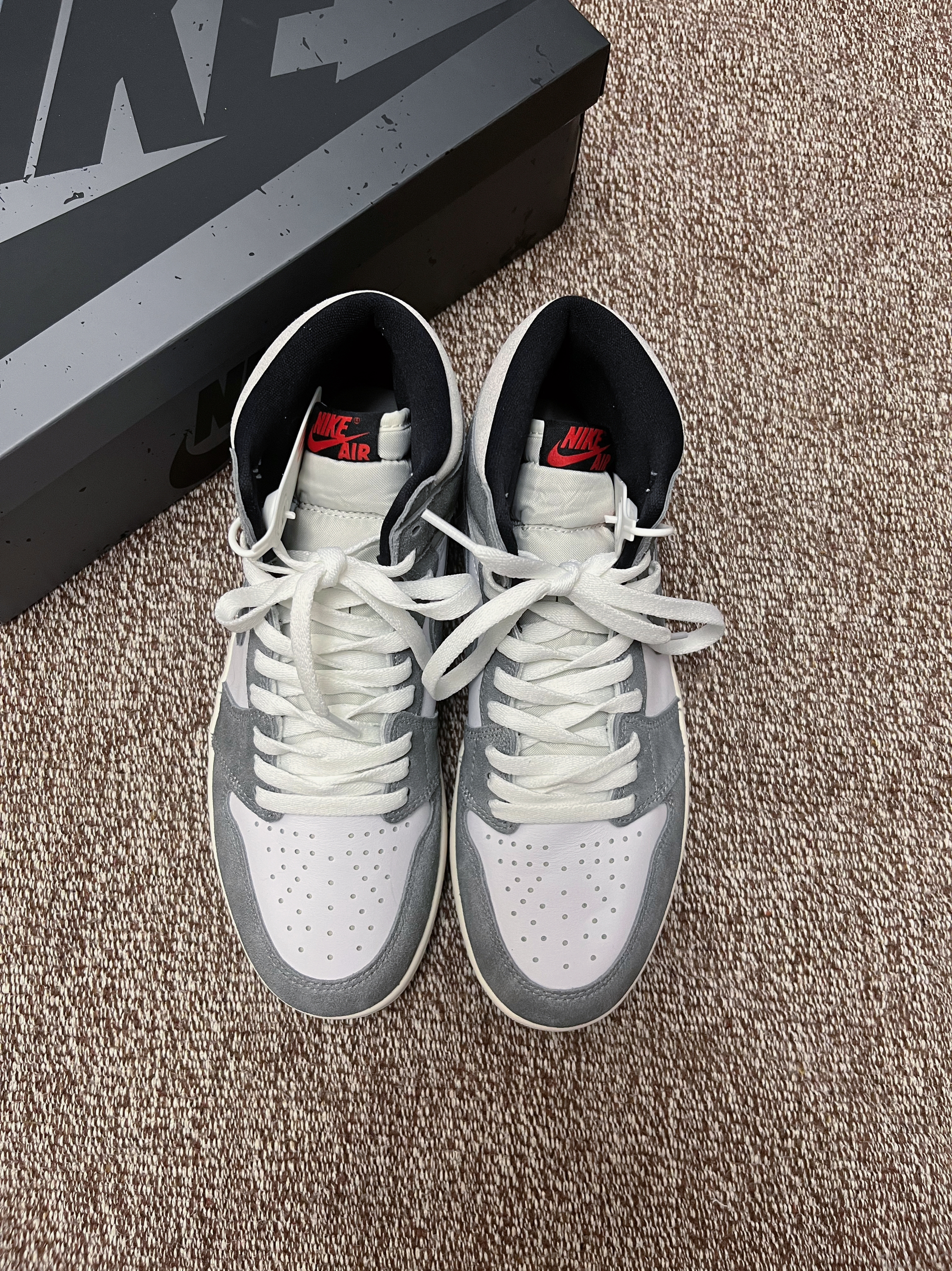 新发售的灰白色aj1