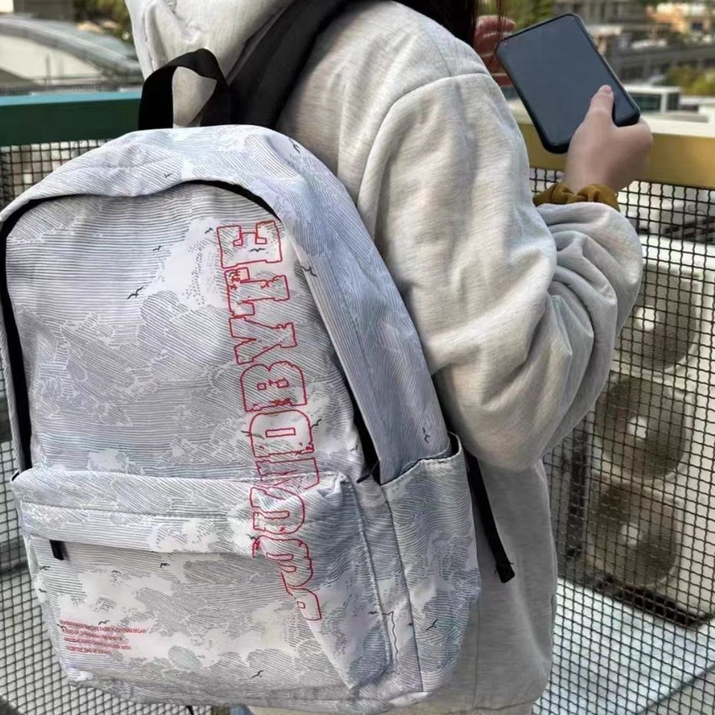 个性印花双肩包来喽