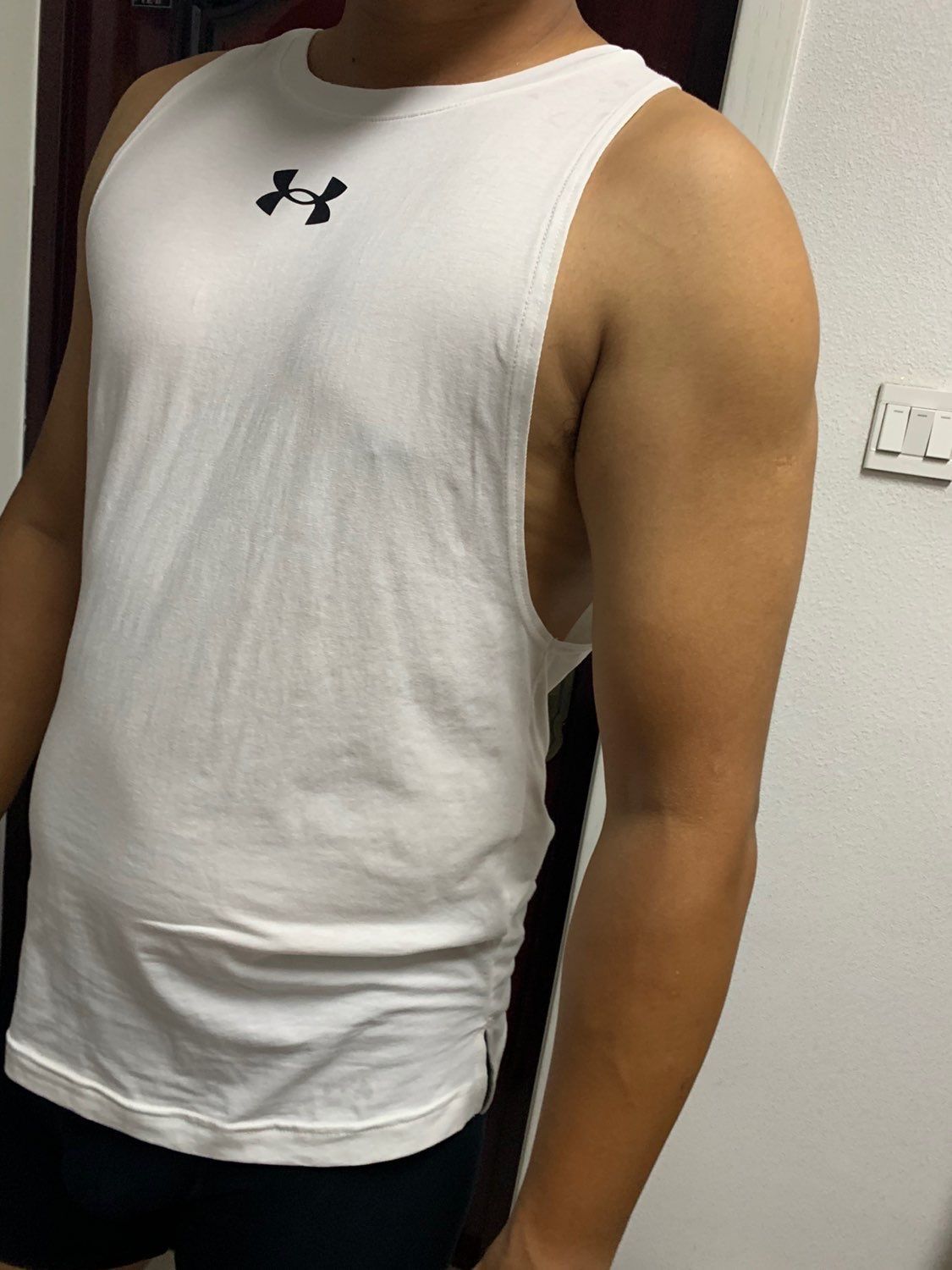 夏日露肉显身材的安德玛背心