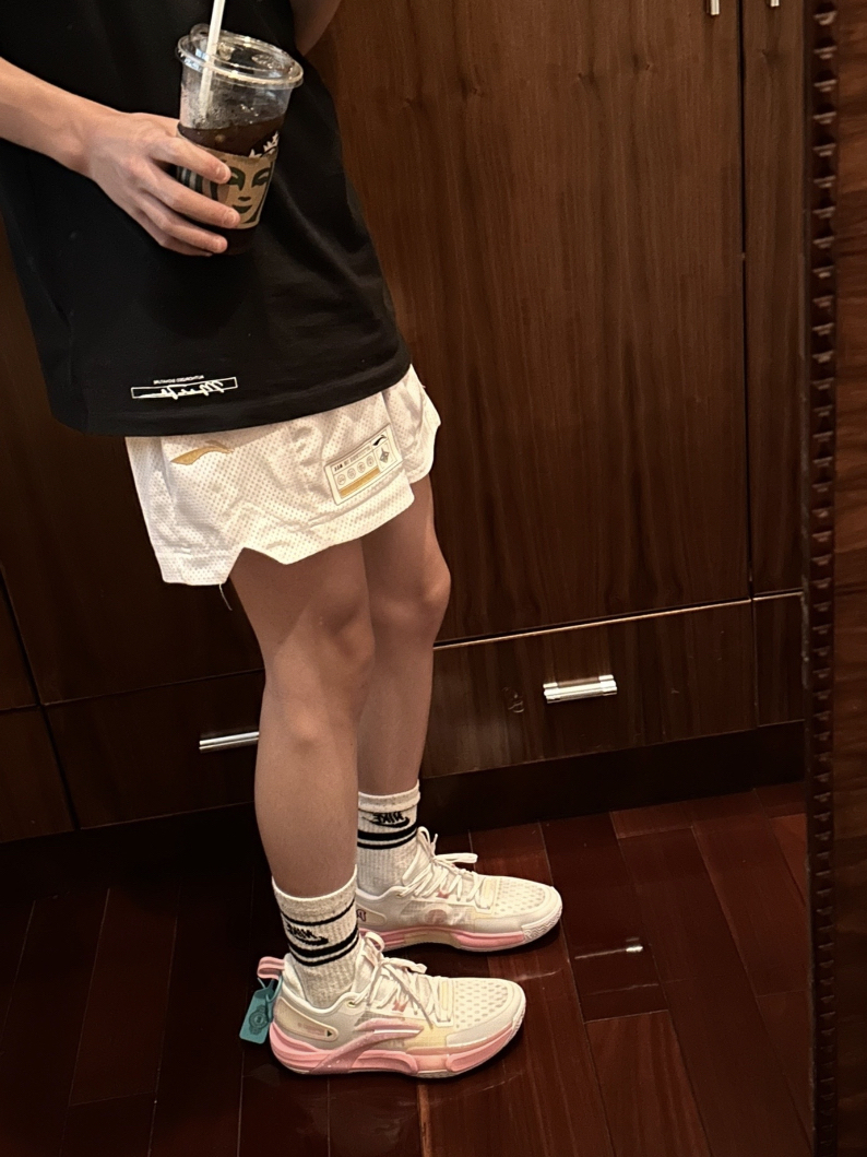 夏日少年感穿搭。你永远可以相信黑白配！