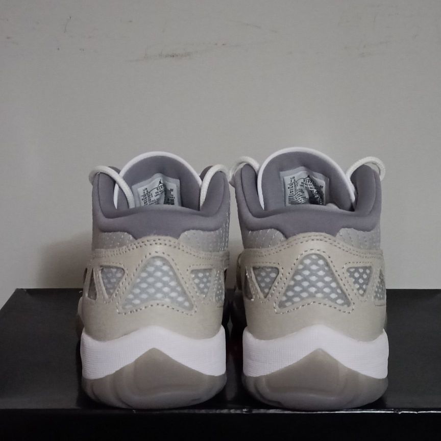 Air Jordan 11 IE 白灰
