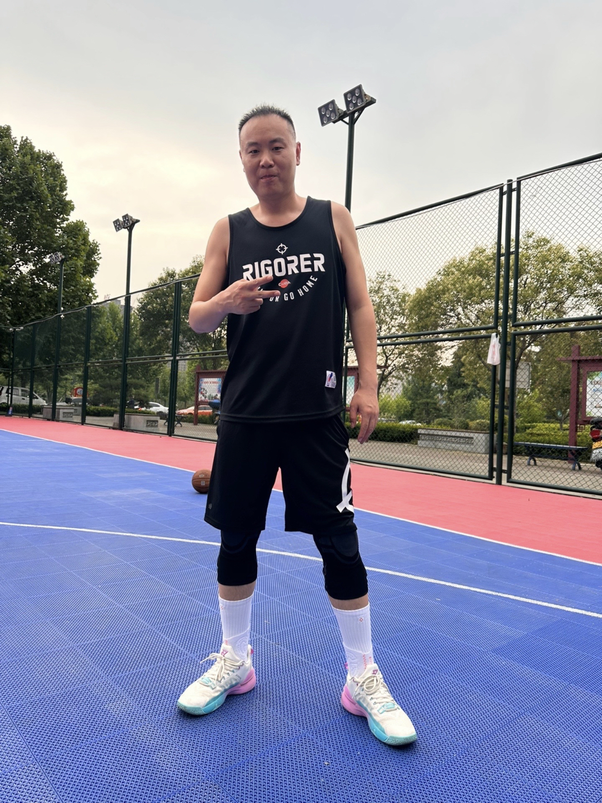 准者 运动场上专业背心的发光时刻