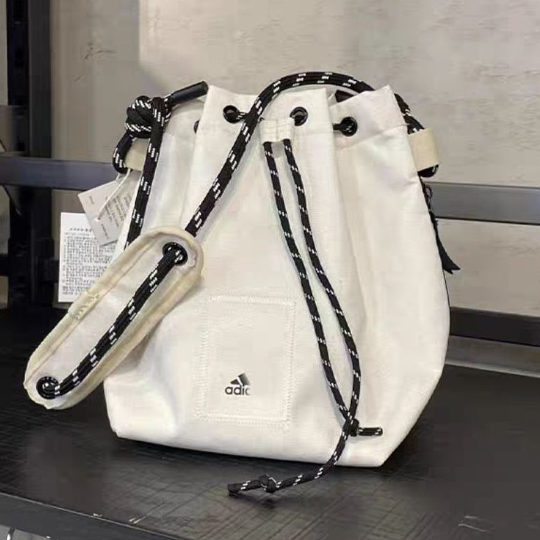 简约抽绳水桶包来喽