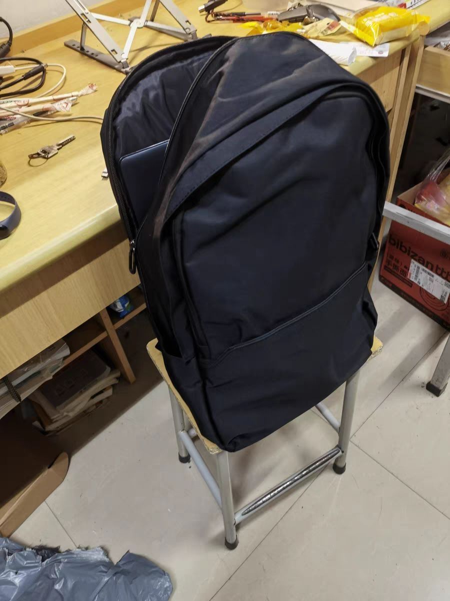 很百搭实用的一款双肩包