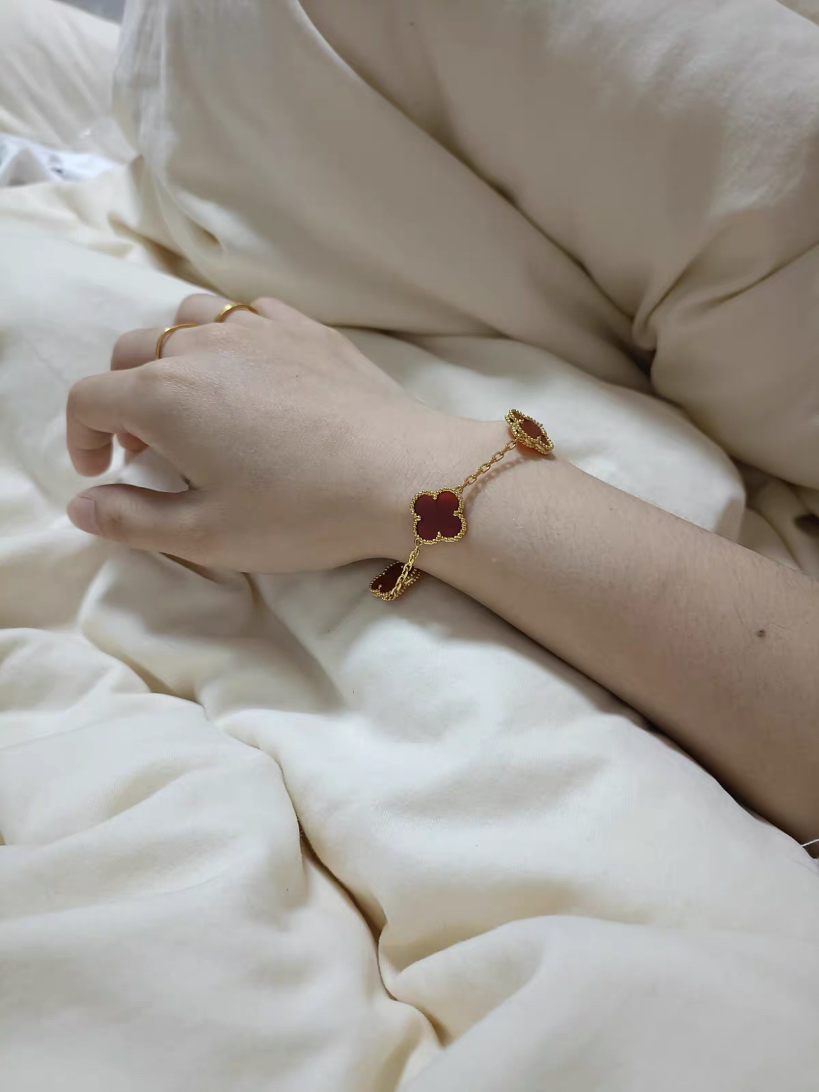Van Cleef&Arpels 一整个爱住的精致手链