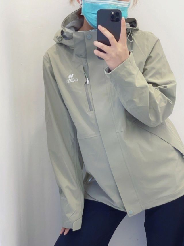 我不允许还有人不知道这件百搭显白冲锋衣