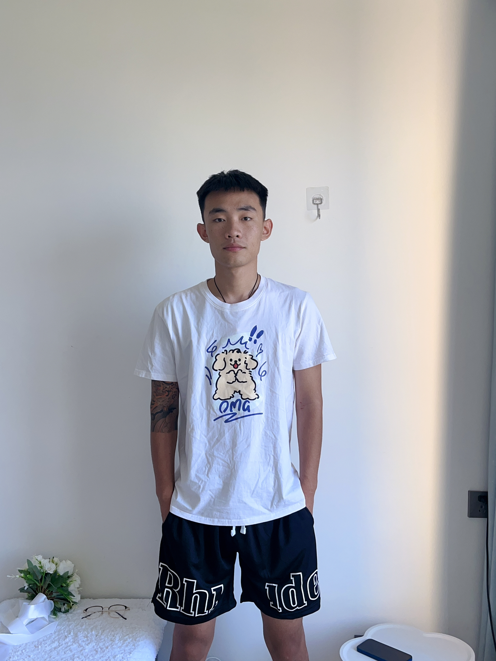 轻盈凉爽简洁大方做工精细板型修身大方很好