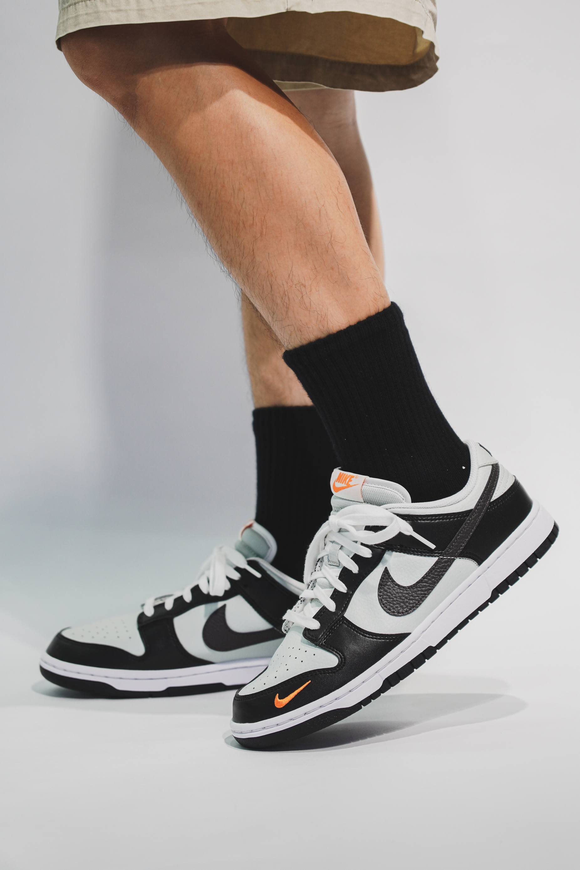 黑灰橙配色Nike Dunk Low上脚也太百搭了！