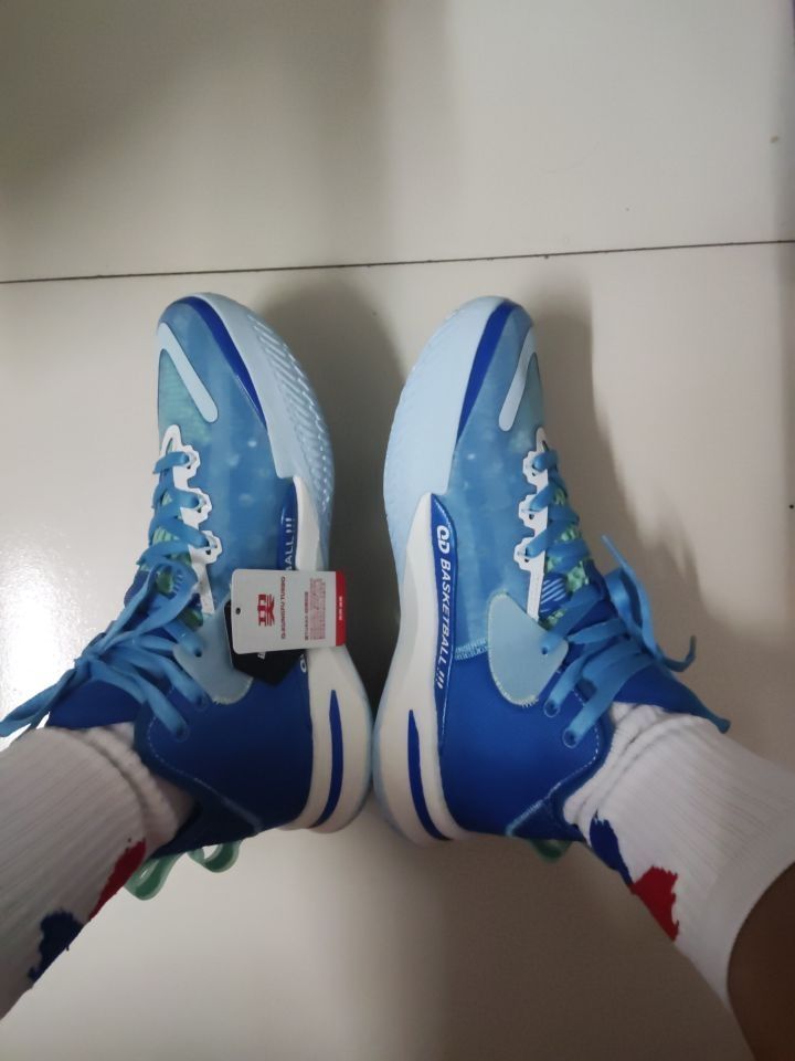 风刃3pro,配色蓝色,大气吸睛,中底采用巭TURBO回弹科技,脚感韧弹,启动不拖沓,耐磨程度3颗星