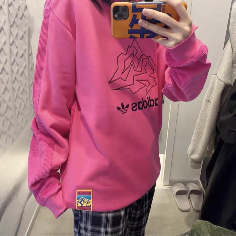 没想到玫红色上身这么显白