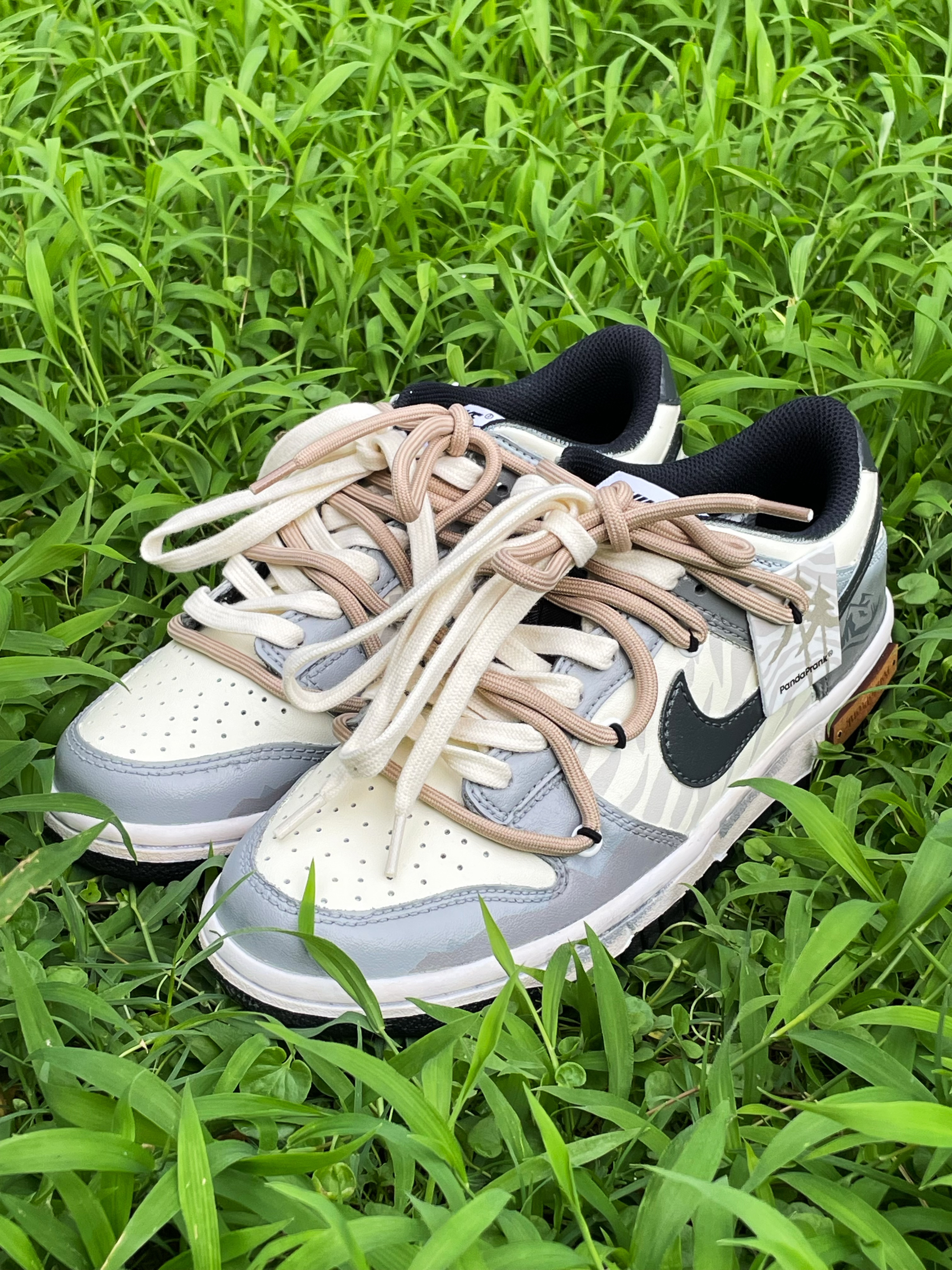 🔥拜托，这双『丛林穿越·翻山悦己』灰白板鞋👟有点酷哦‼️