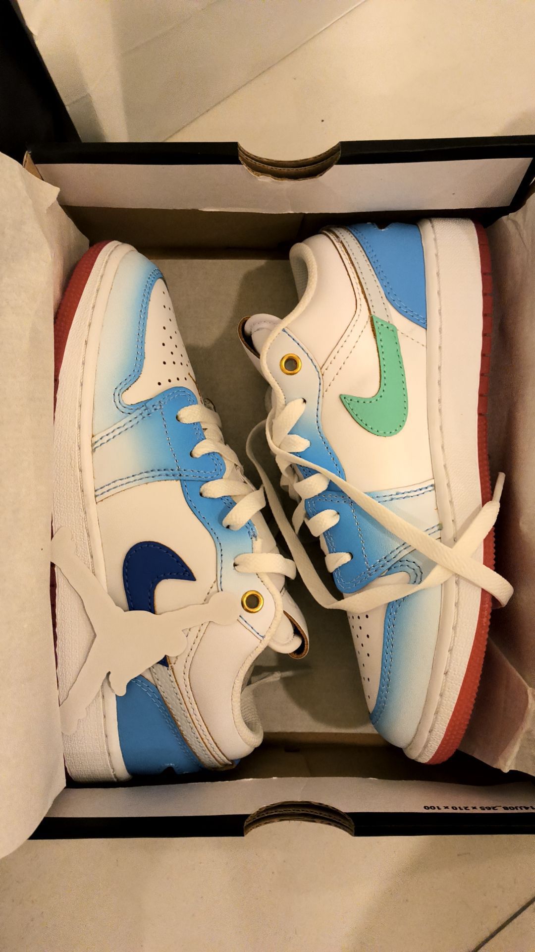 在香港海港城Nike专卖店买的
有点溢胶
