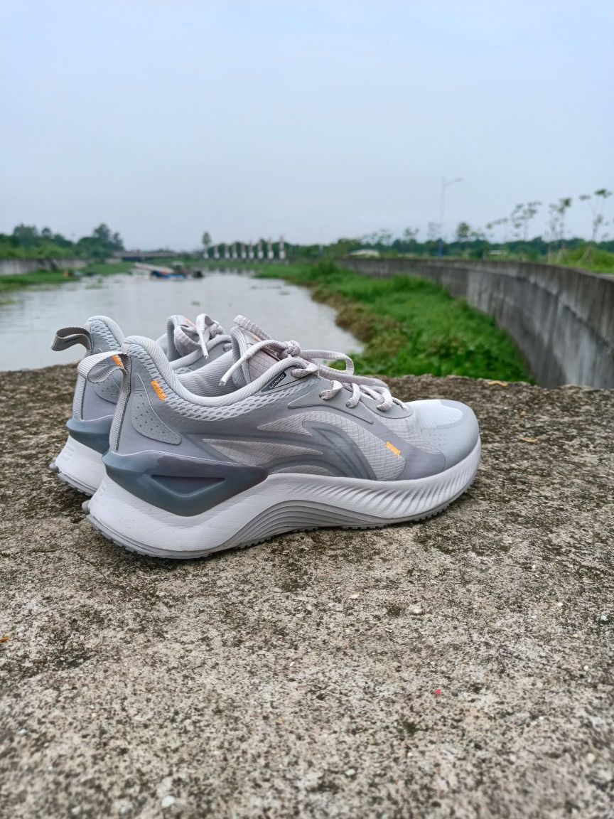 🥈2开高级灰配色的越影跑鞋!