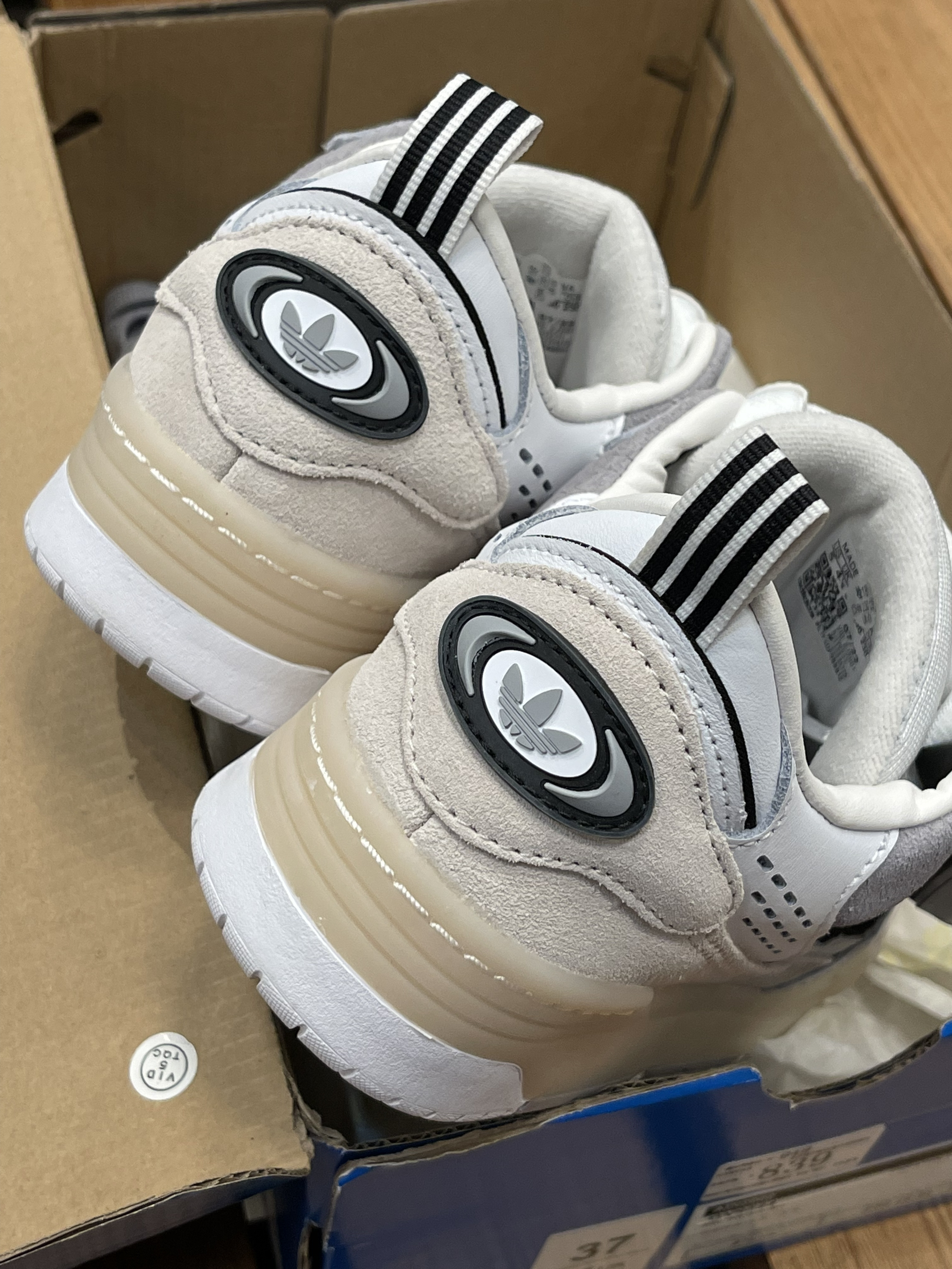 开学季送Ta一双Adi2000🎁