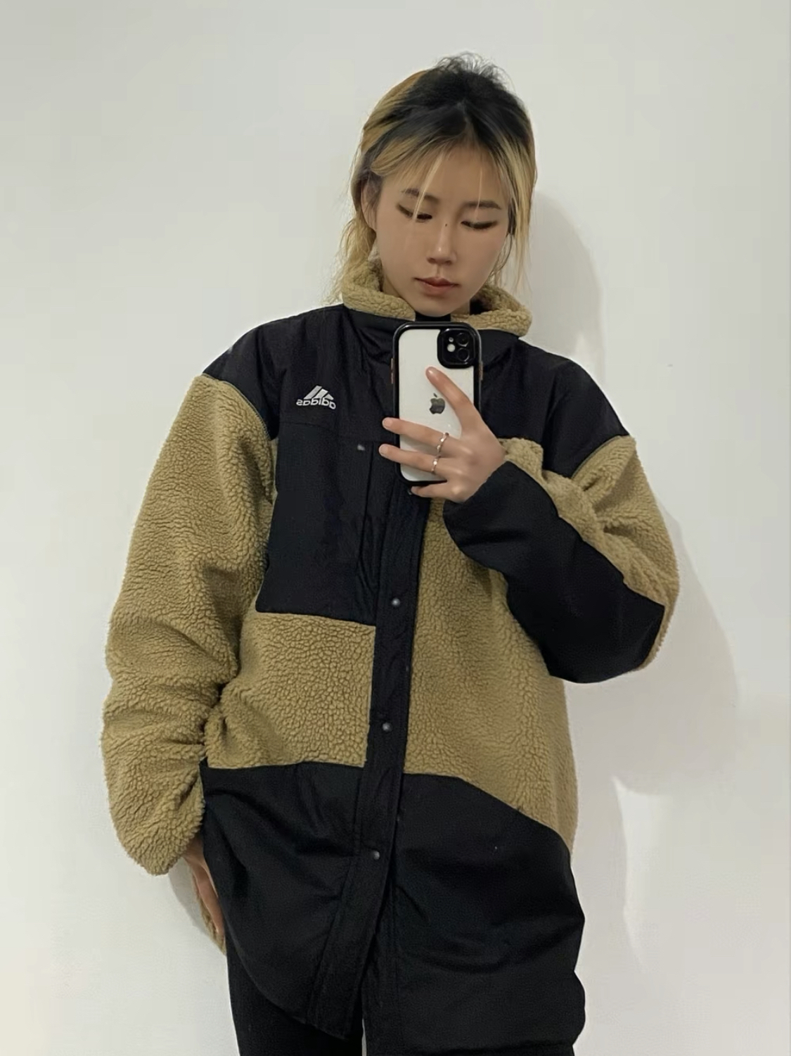 adidas 时尚设计感的拼接外套
