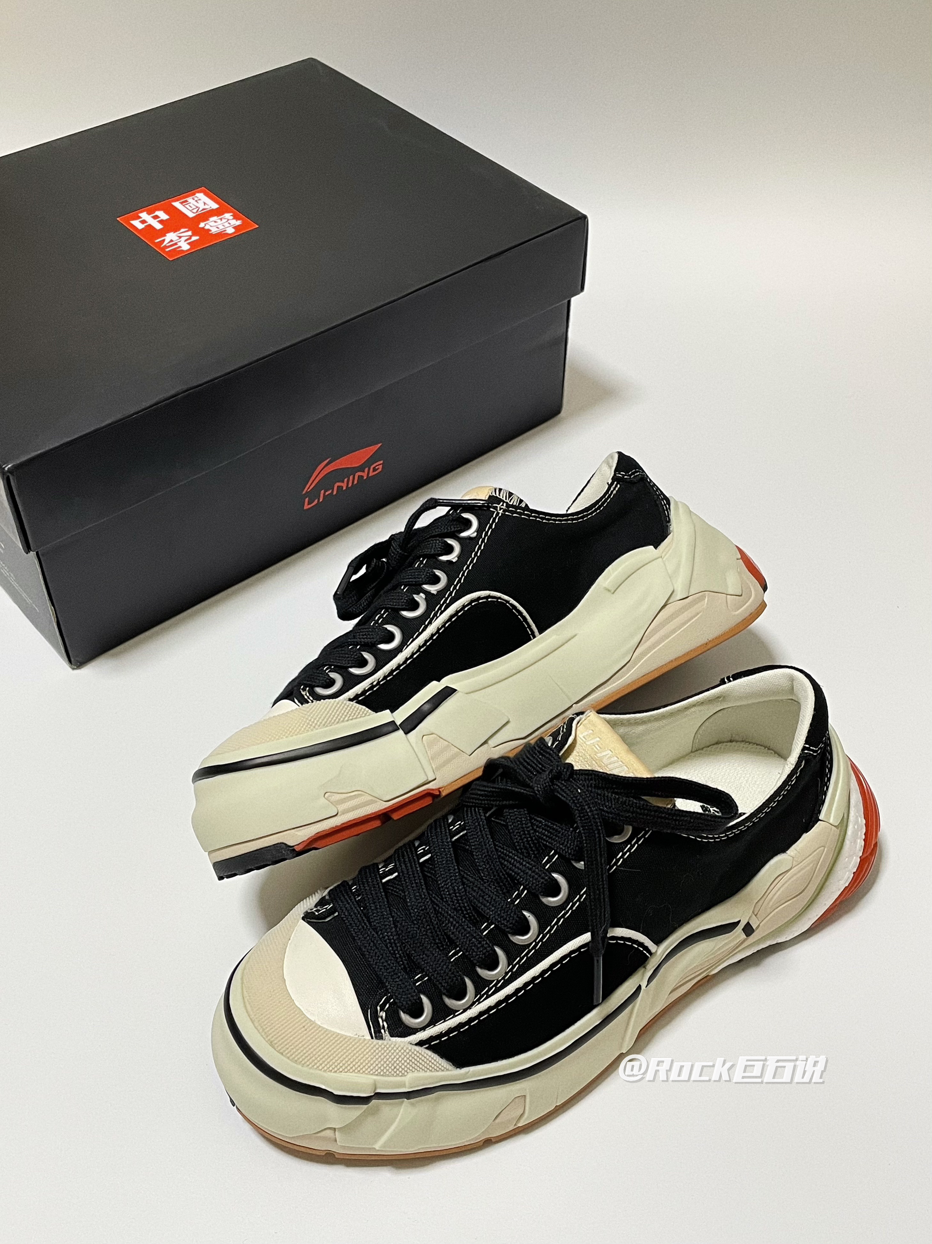 板鞋还带䨻科技🏃🏻它甚至可以穿着跑步