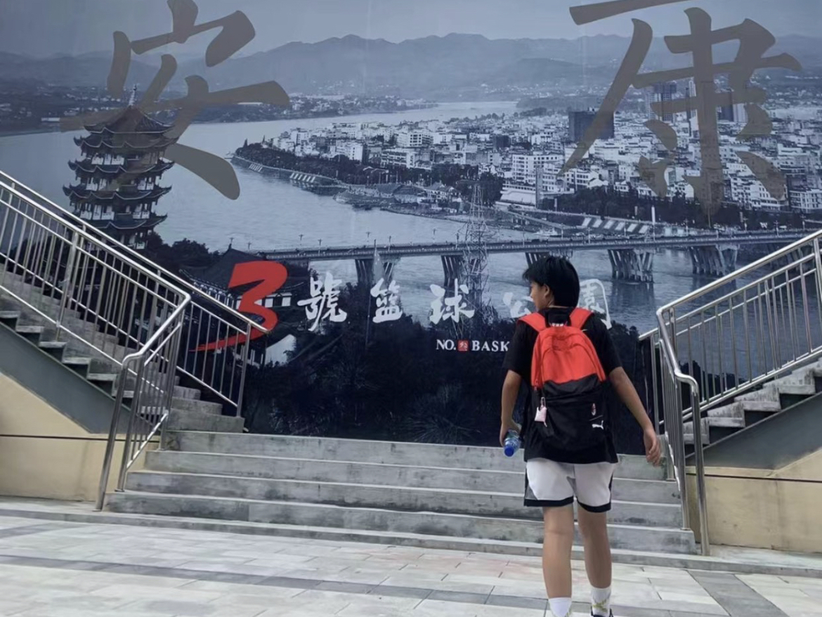 这款双肩包 真的太百搭好看了～