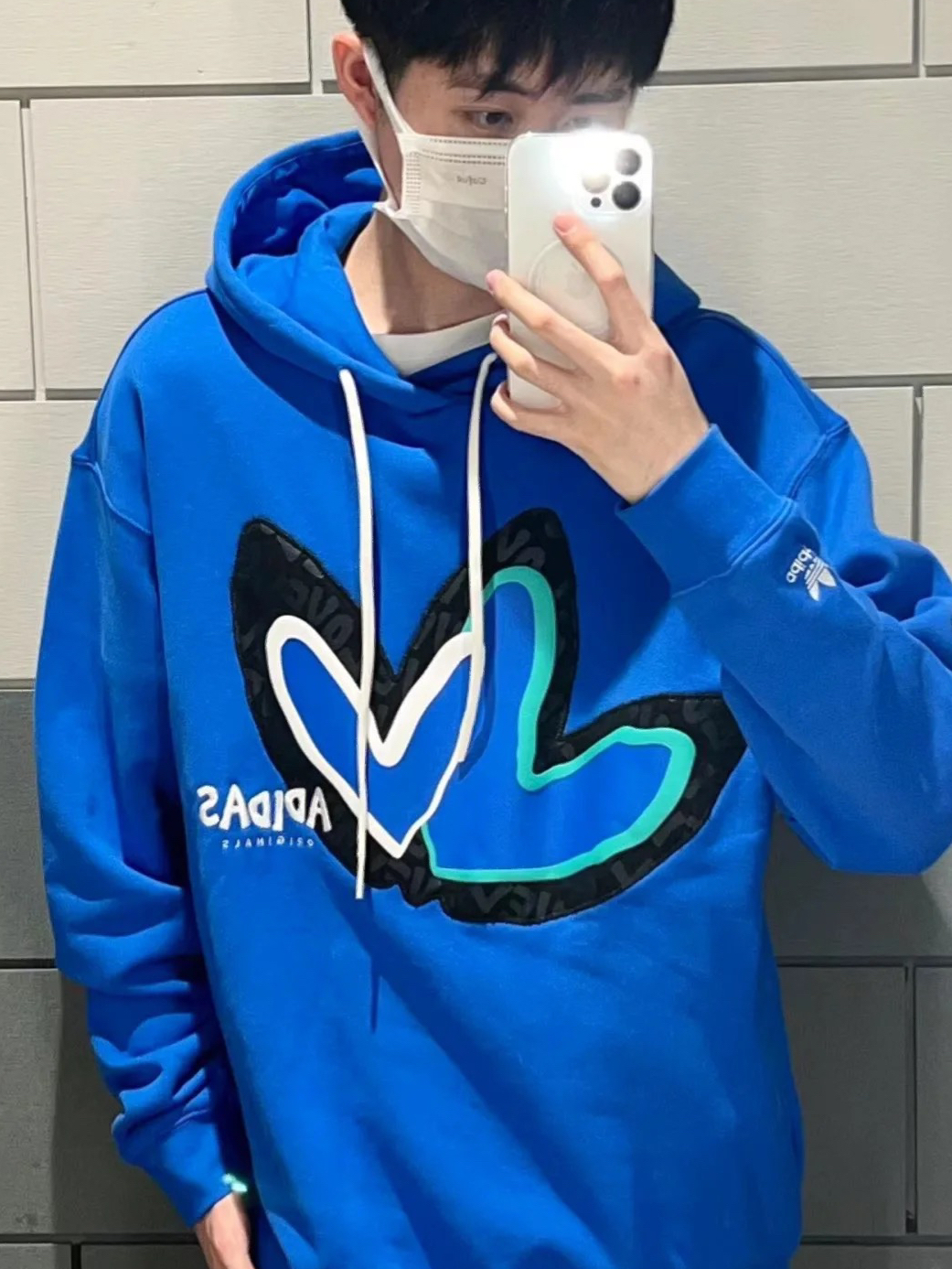这波三叶草赢麻了，Adidas是懂情人节