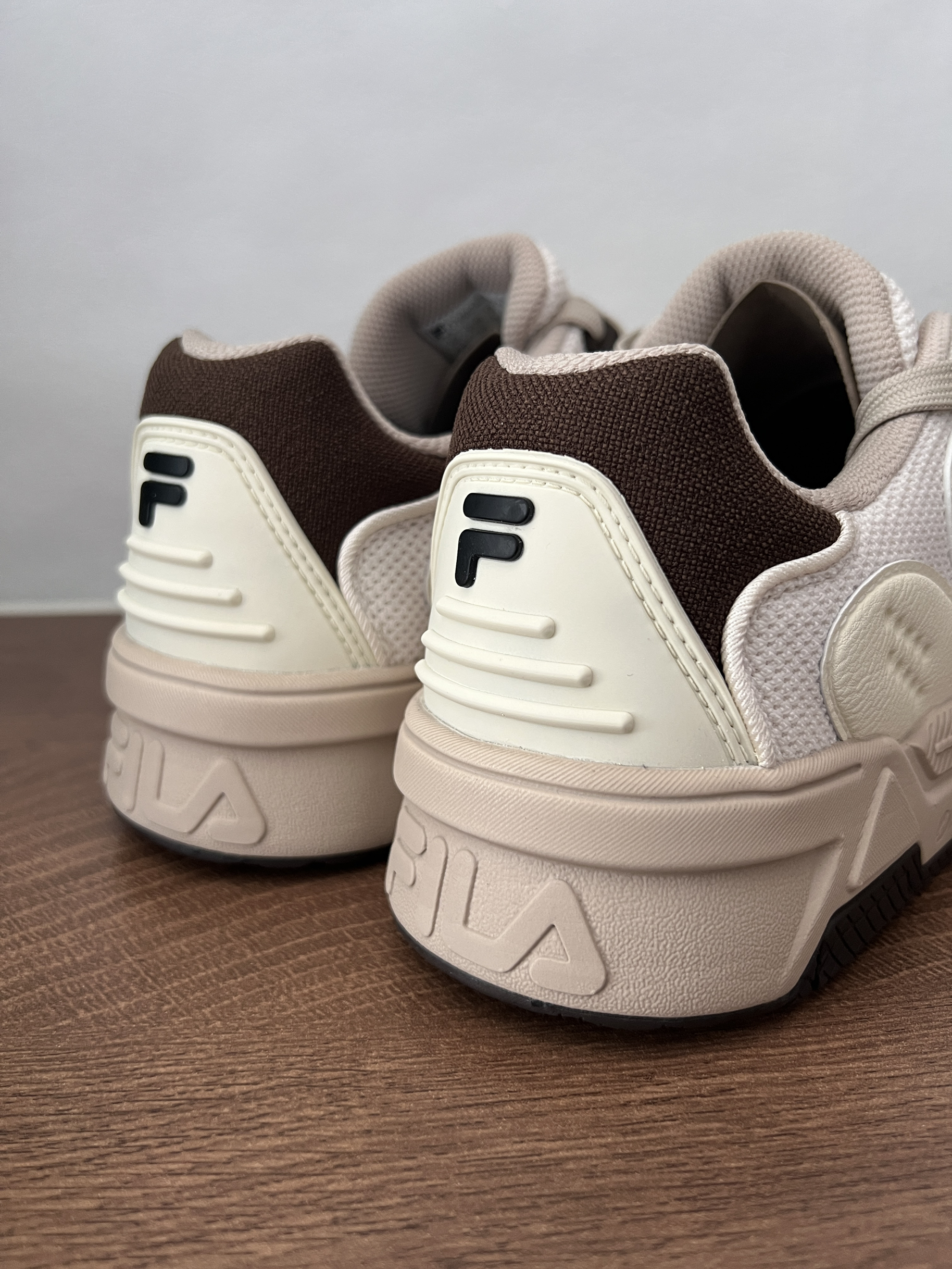 浅浅的晒一下新入手的fila板鞋👟好秋冬~