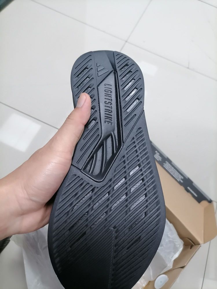 没有玻璃纤维柱，但是抗扭是有的，掰不动
