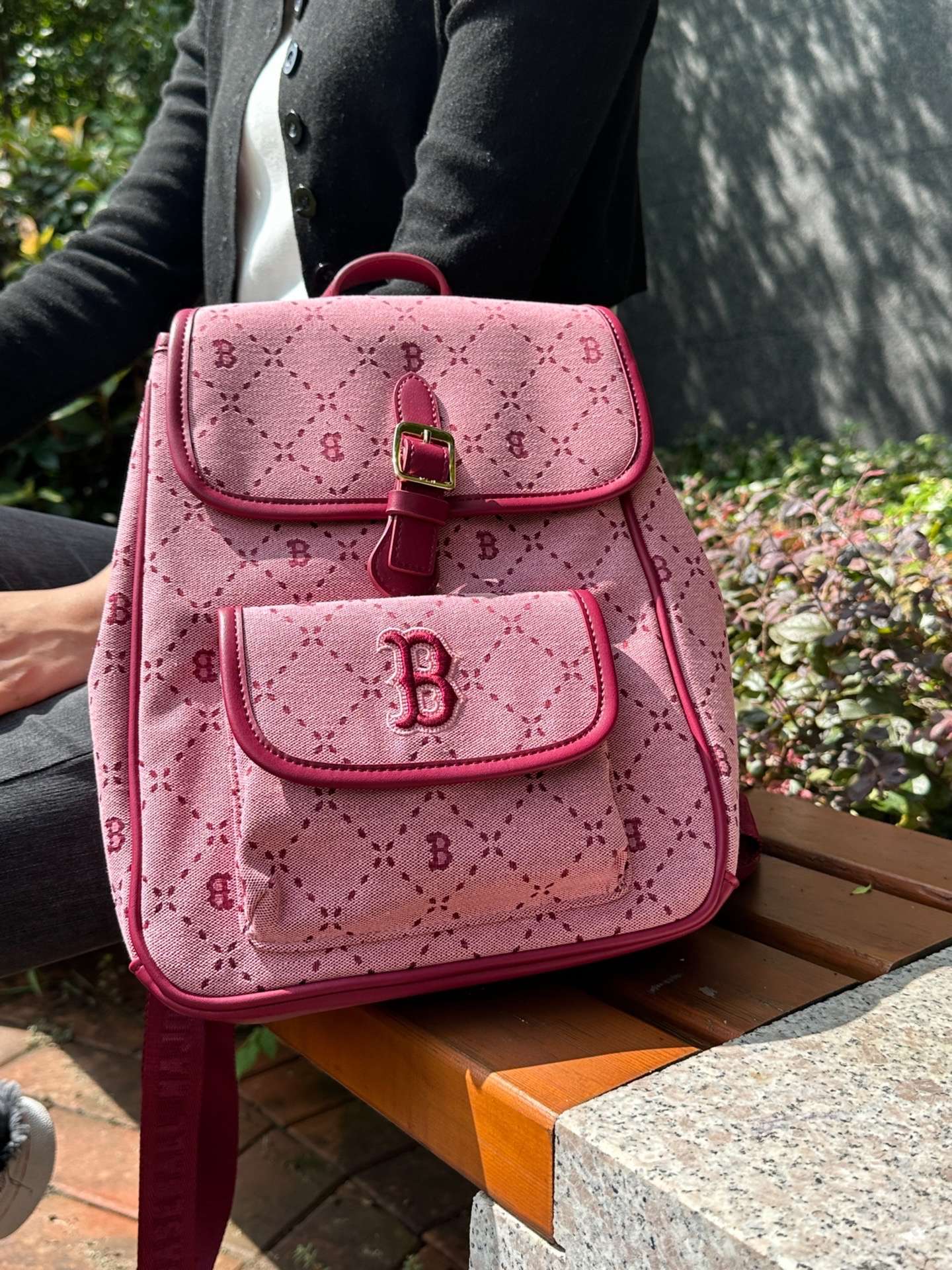 我的火龙果色双肩包🎒太酷啦~
