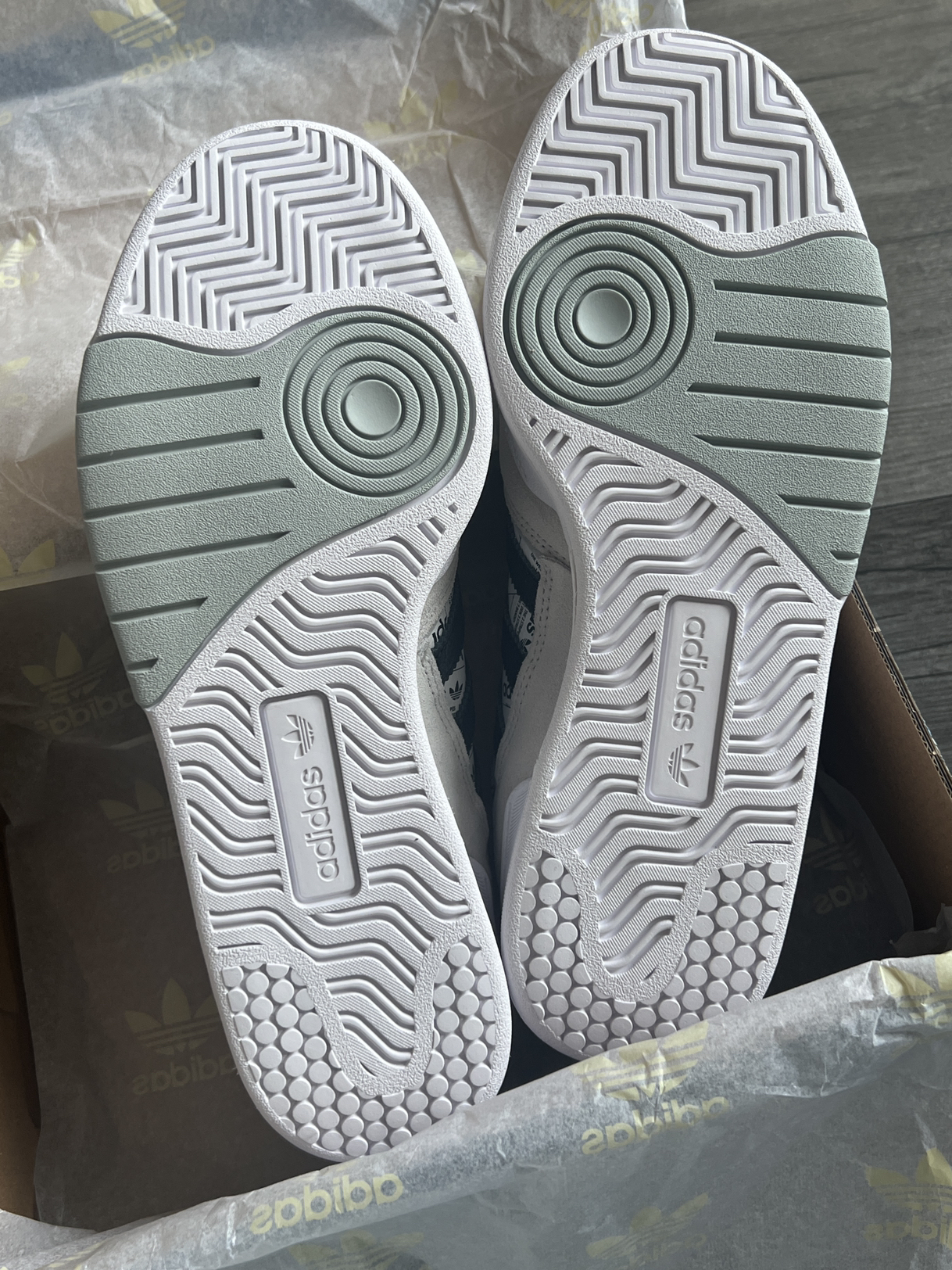 你终于刷到我了😭这双阿迪好耐看啊…