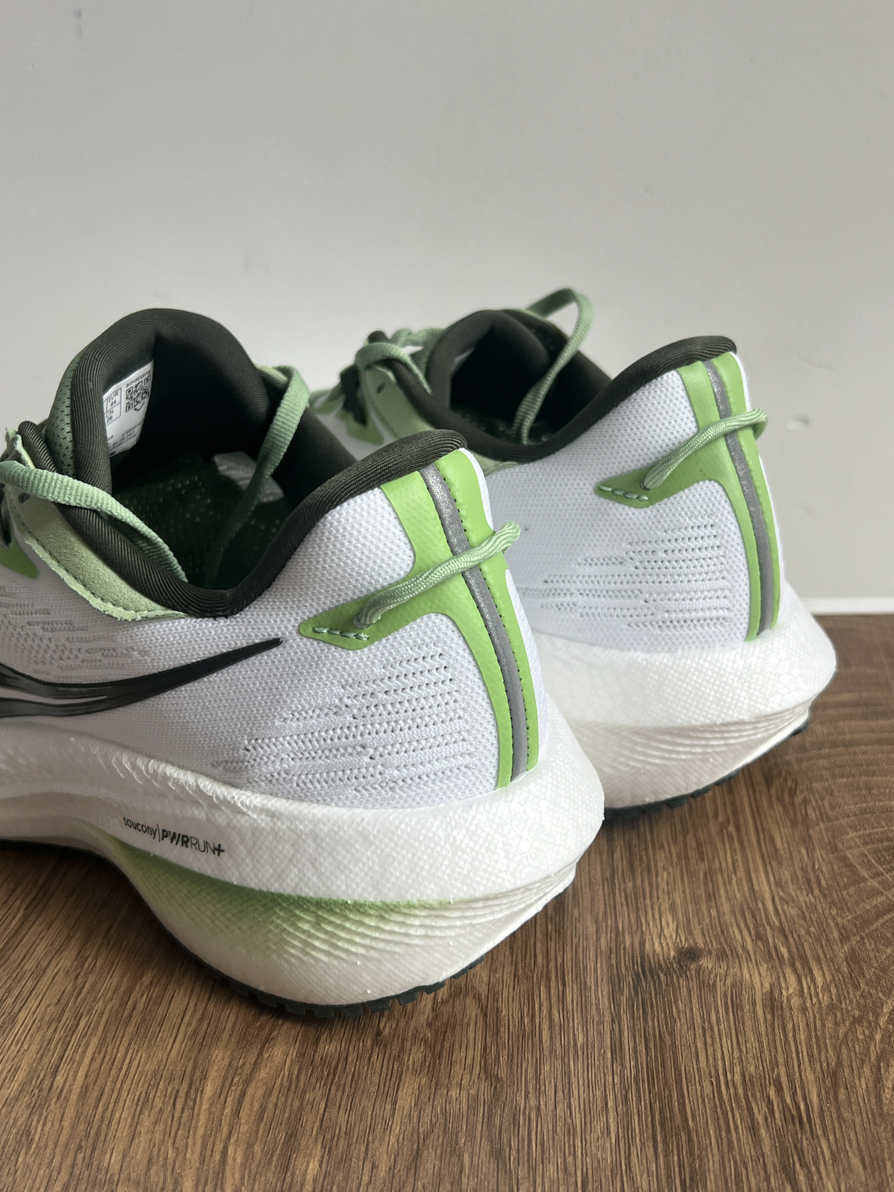 浅浅晒一下新入手的索康尼👟松木绿好有活力！