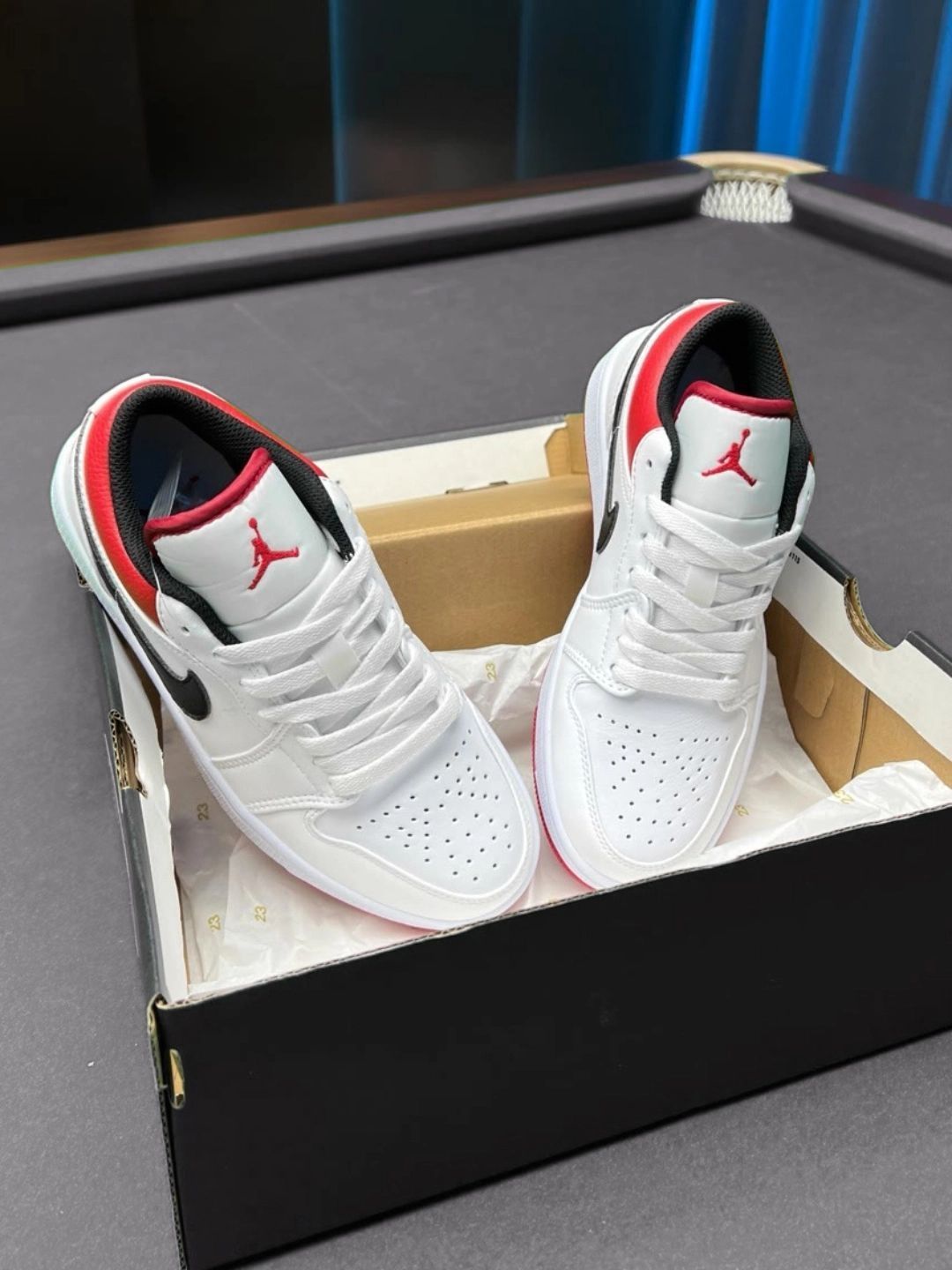 和男朋友情侣穿搭每次都会感觉这款芝加哥✅
很多经典的AJ1低帮都有情侣款
这款低帮芝加哥特别适合