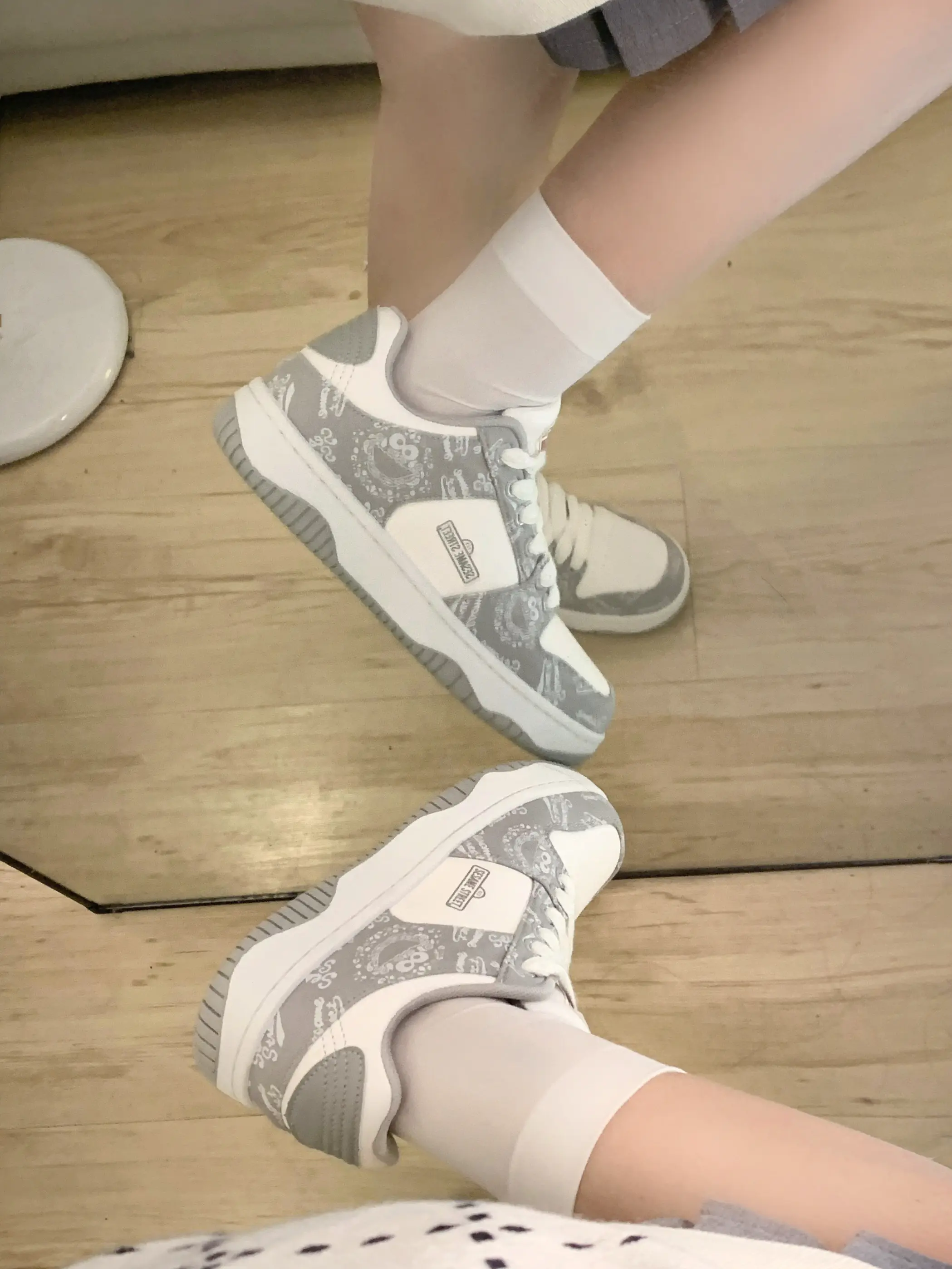 🤍灰白色系好干净清爽!这双永远穿不腻~