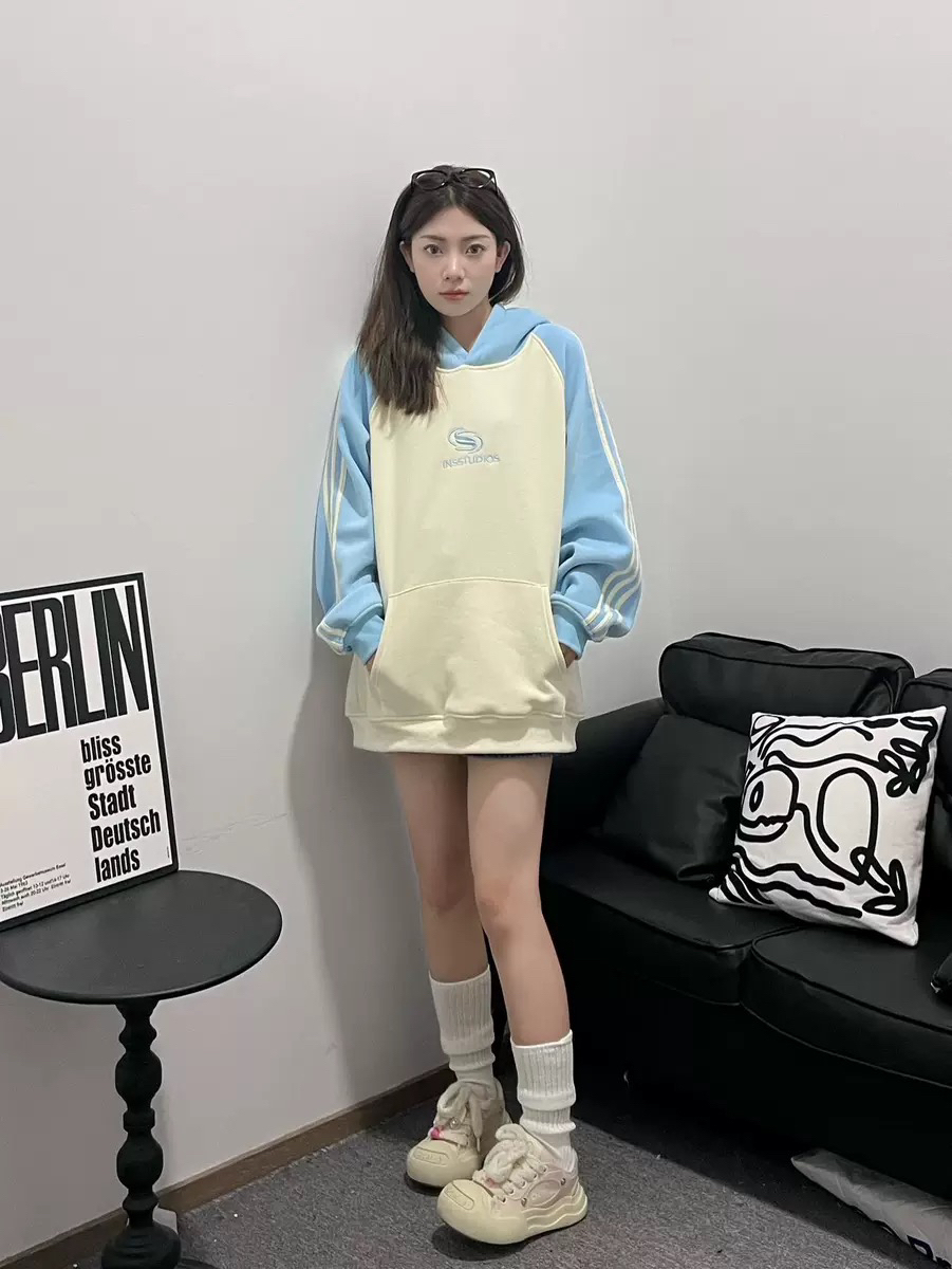 INSstudios 一整个爱住的baby蓝卫衣